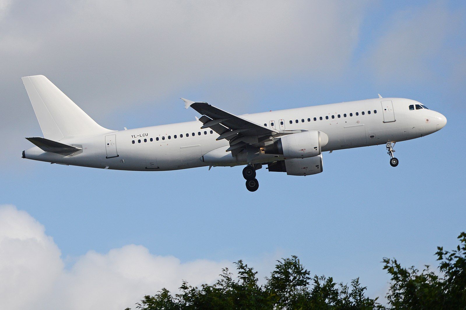 1599px-Airbus_A320-214_‘YL-LCU’_(41493409685)