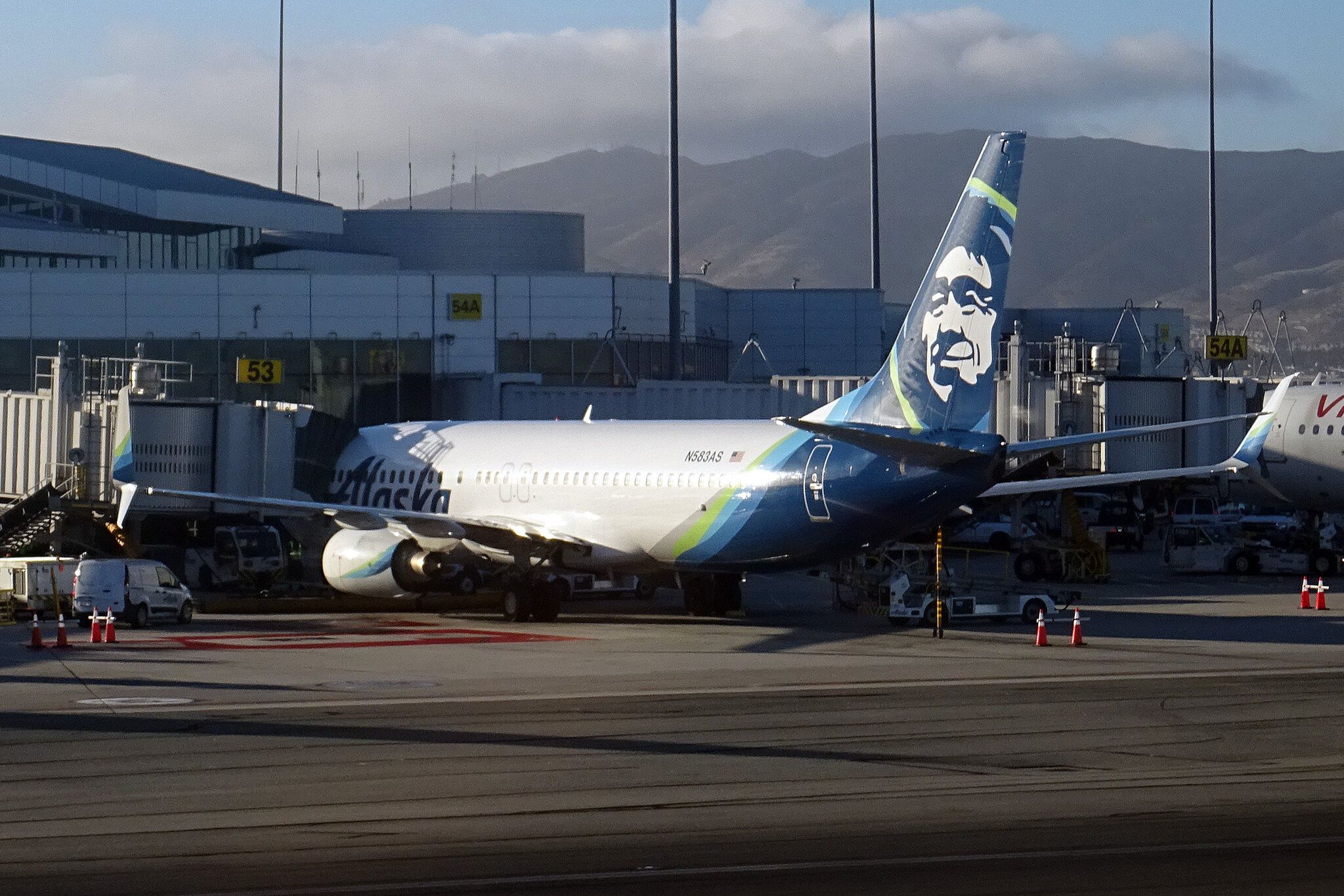 N583AS at SFO Gate in latest Alaska Airlines livery