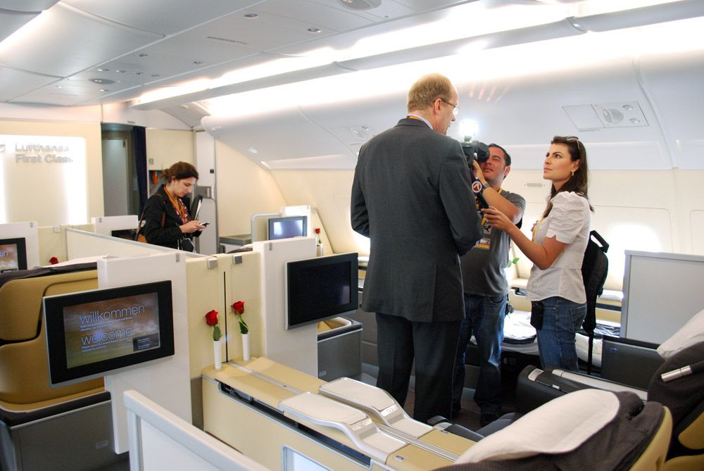 Una persona entrevistada en la cabina de primera clase del Airbus A380 de Lufthansa.