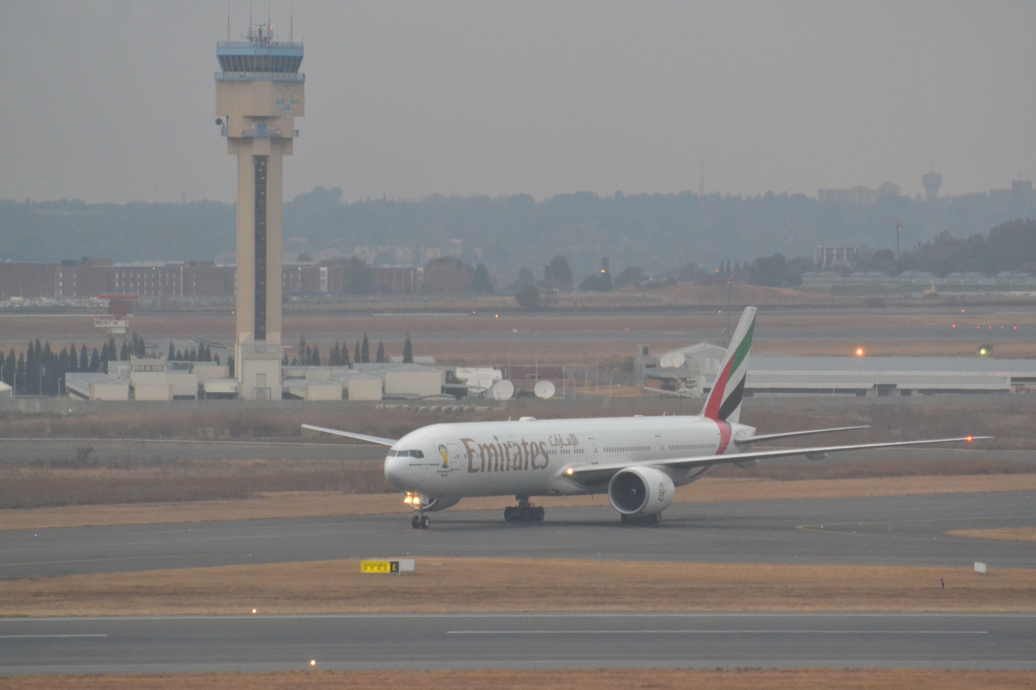 B777_de_Emirates_OR_Tambo_International_Airport_in_Johannesburg_South_Africa
