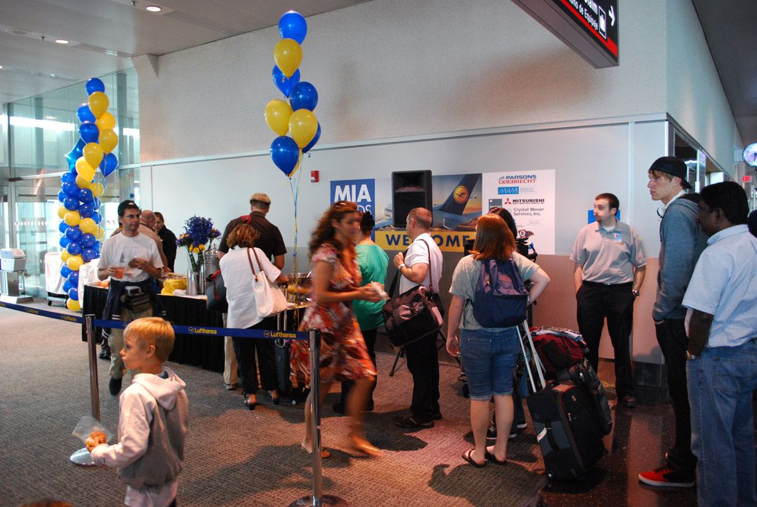 Pasajeros celebrando el primer vuelo del A380 de Lufthansa desde Frankfurt a Miami.