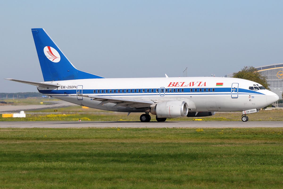 Belavia_Boeing_737-500_EW-250PA_in_FRA