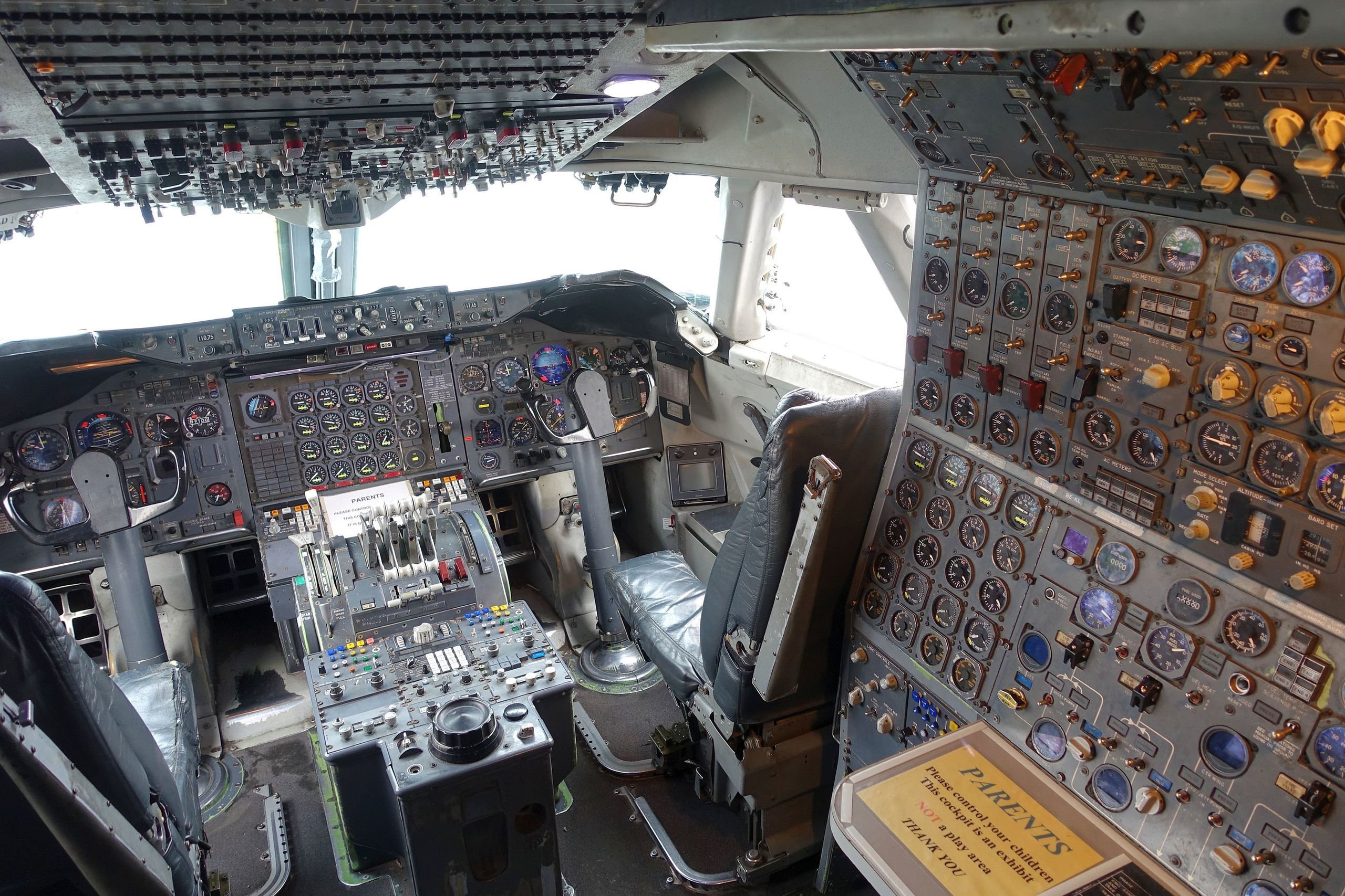 Boeing 747-100 cockpit