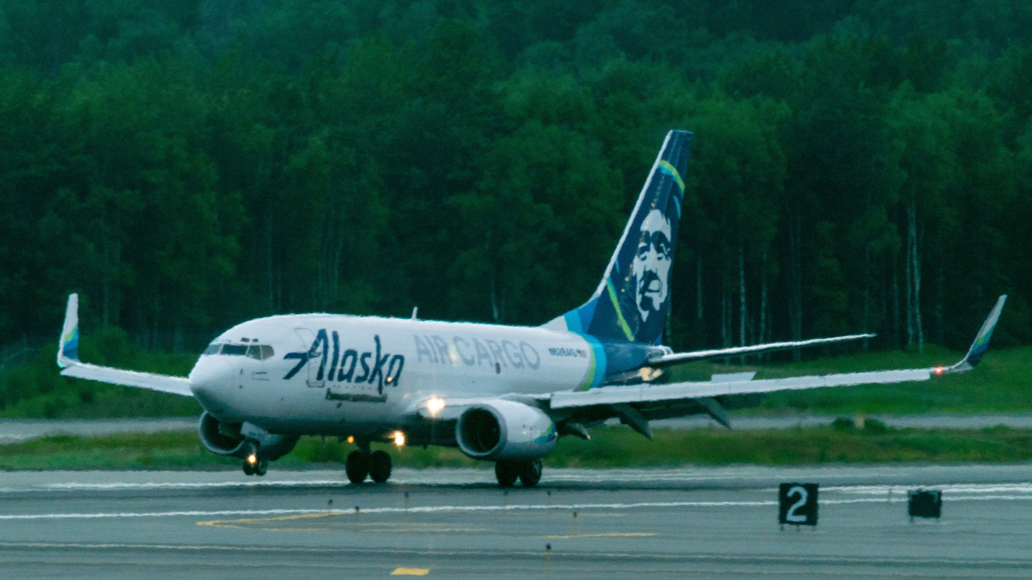 An Alaska Air Cargo 737-790(BDSF) Makes A Smooth Landing at PANC