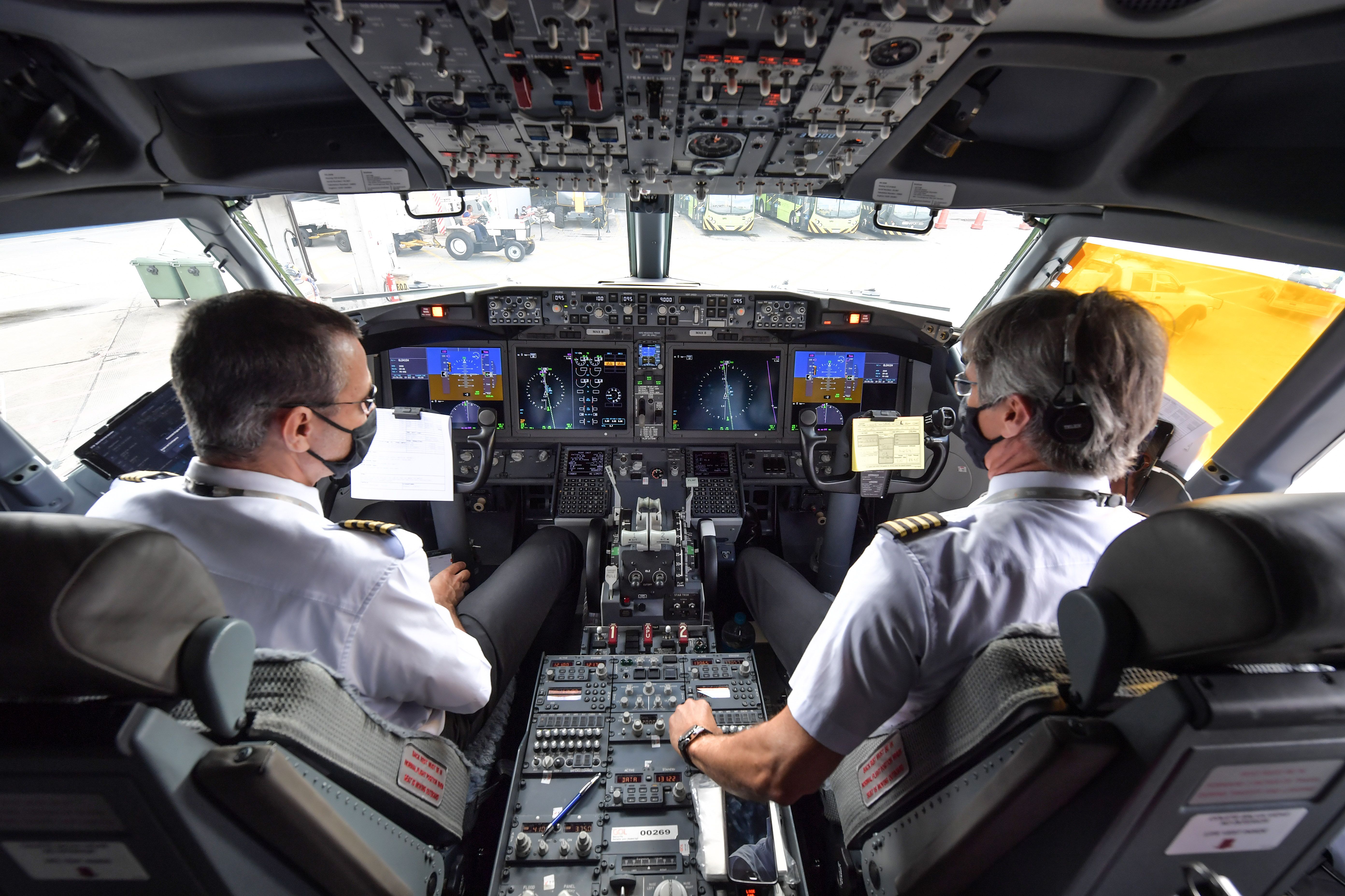 737 cockpit with two pilots