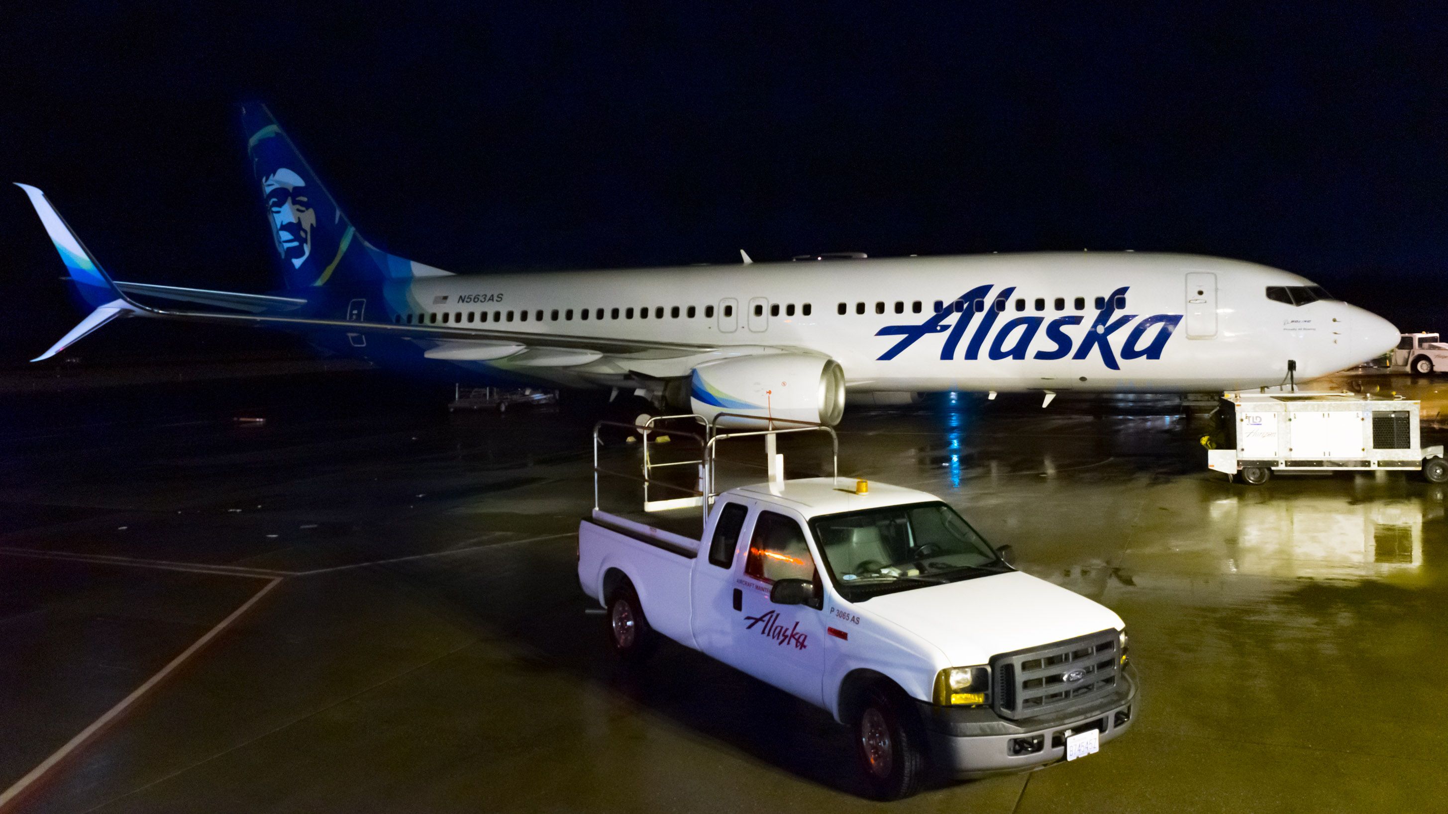 A Boeing 737-890(WL) In the BLI Rain Waiting for Passengers