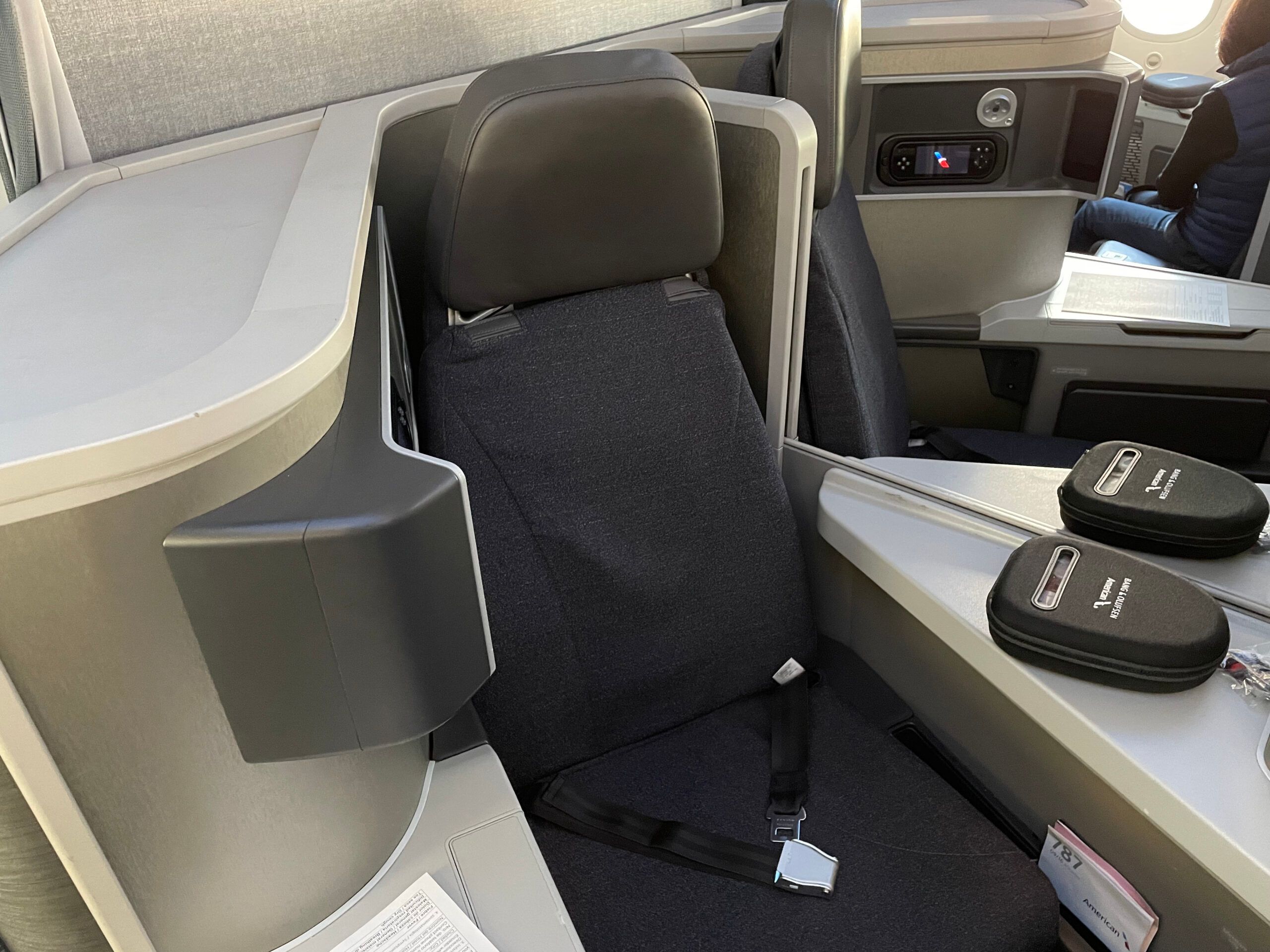 AMERICAN AIRLINES BOEING 787 BUSINESS CLASS REVIEW visual data 8