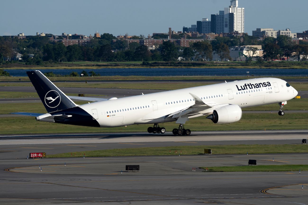 Lufthansa-Airbus-A350-941-D-AIXK-(2)-1