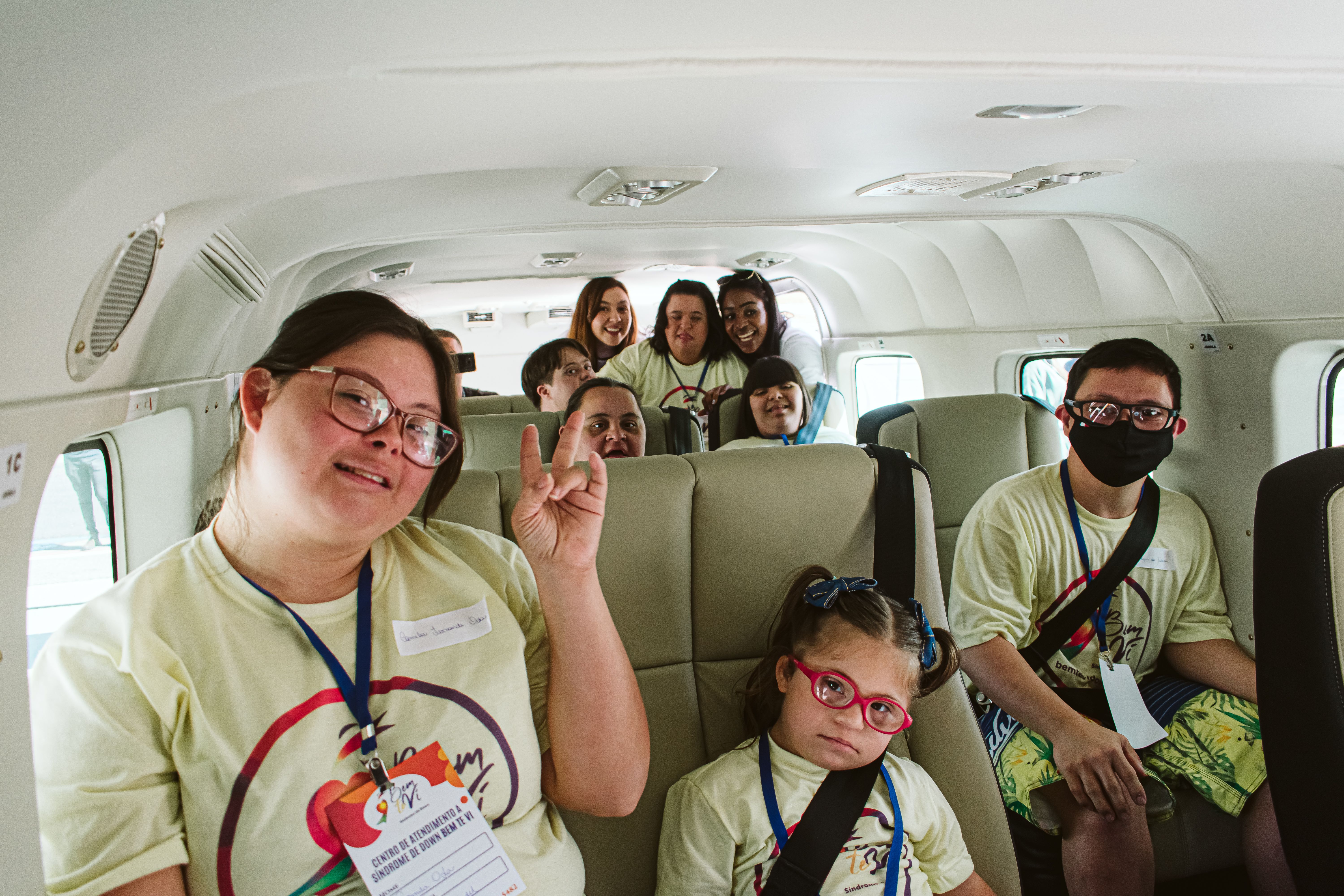 Children in Azul Conecta Cessna Grand Caravan EX