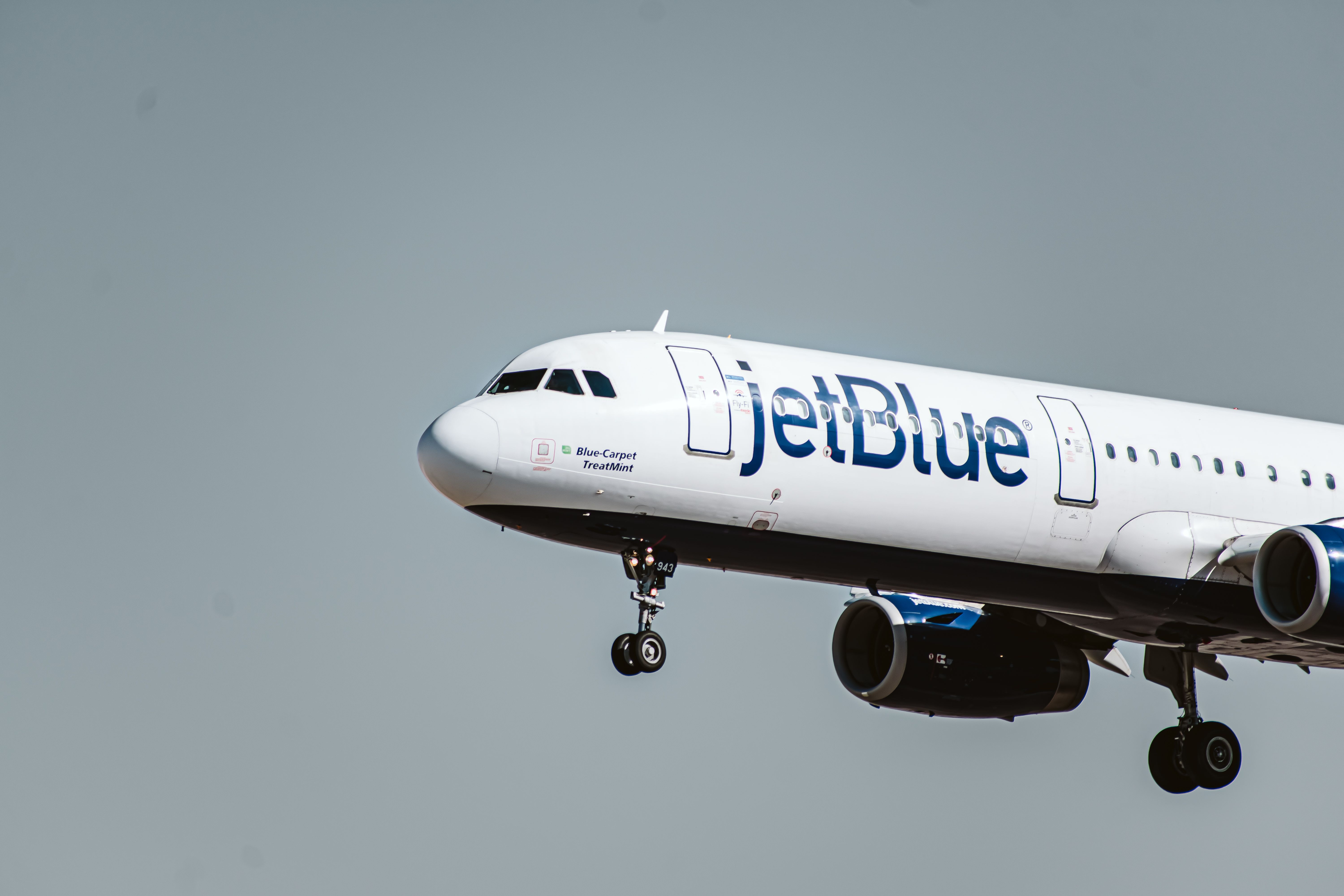 JetBlue AirbusA321 landing at LAS