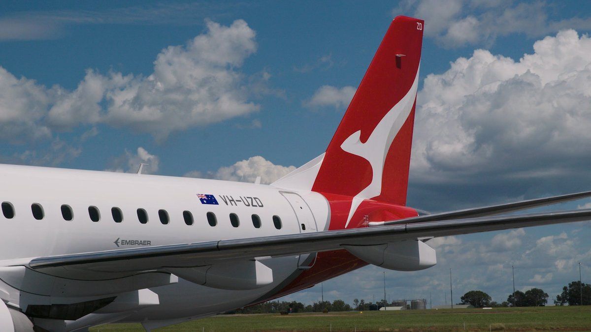 Qantas Embraer 190 Darwin Airport