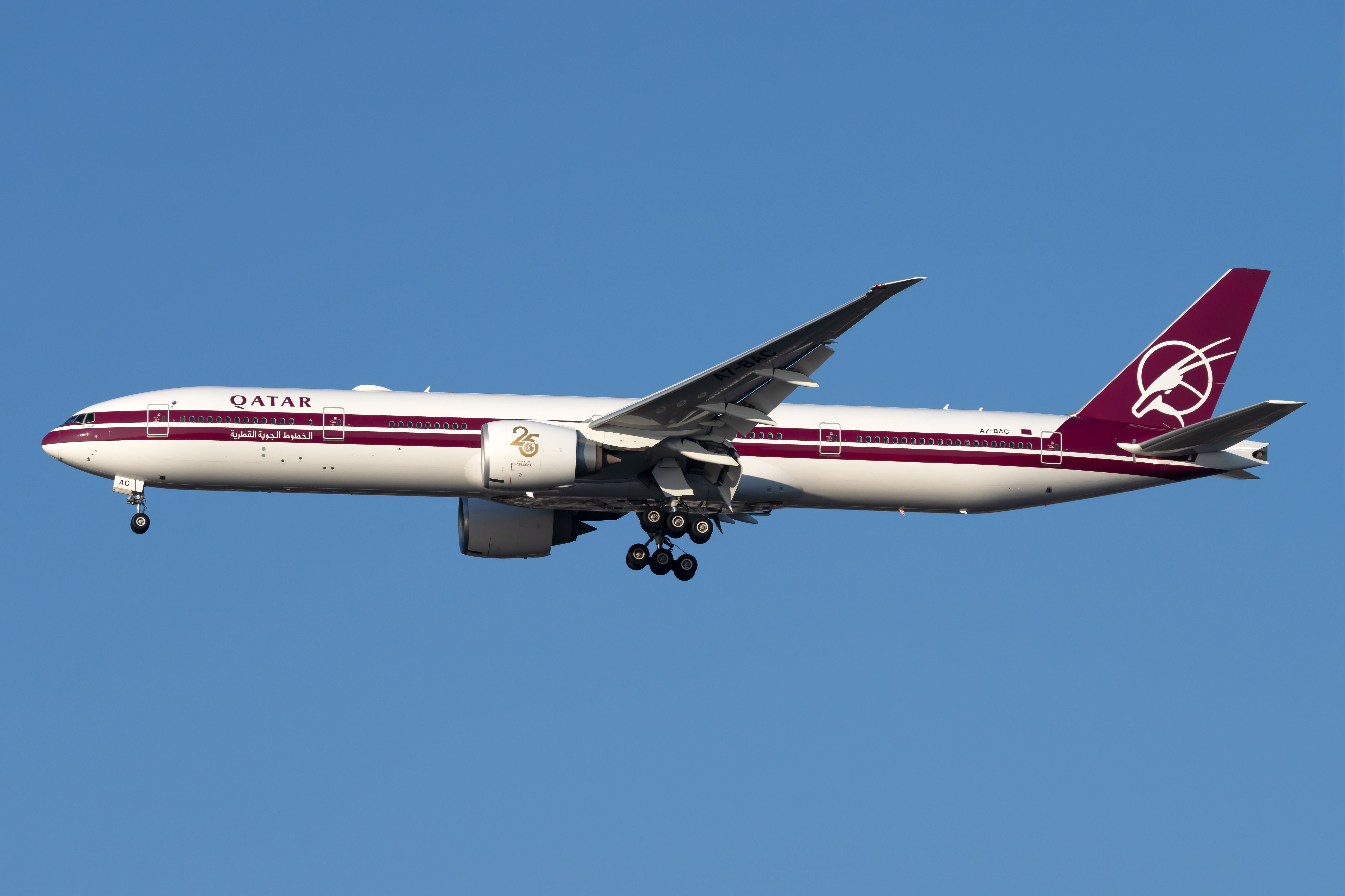 Qatar Airways (25th Anniversary Retro Livery) Boeing 777-3DZ(ER) A7-BAC (3)