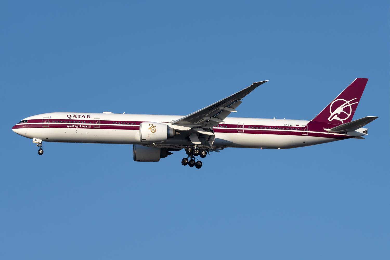 Qatar Airways (25th Anniversary Retro Livery) Boeing 777-3DZ(ER) A7-BAC (3)