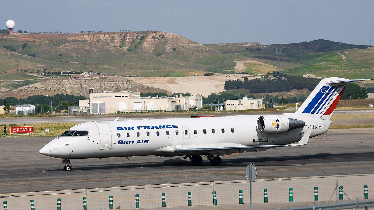 1280px-Canadair_CL-600-2B19_Regional_Jet_CRJ-100ER_-_Air_France_(Brit_Air)_-_F-GRJB_-_LEMD