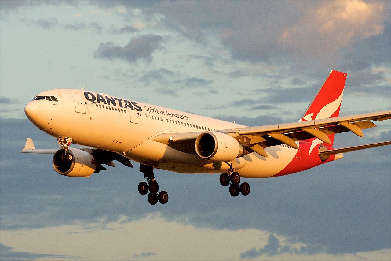 1280px-Qantas_Airbus_A330-200_VH-EBF_(41297568702)