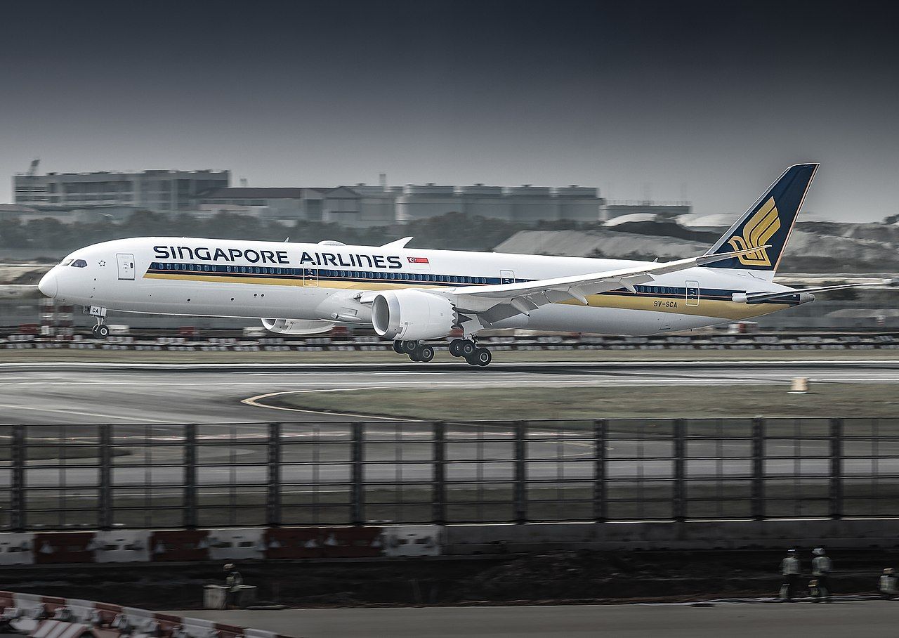 1280px-Singapore_Airlines_Boeing_787-10