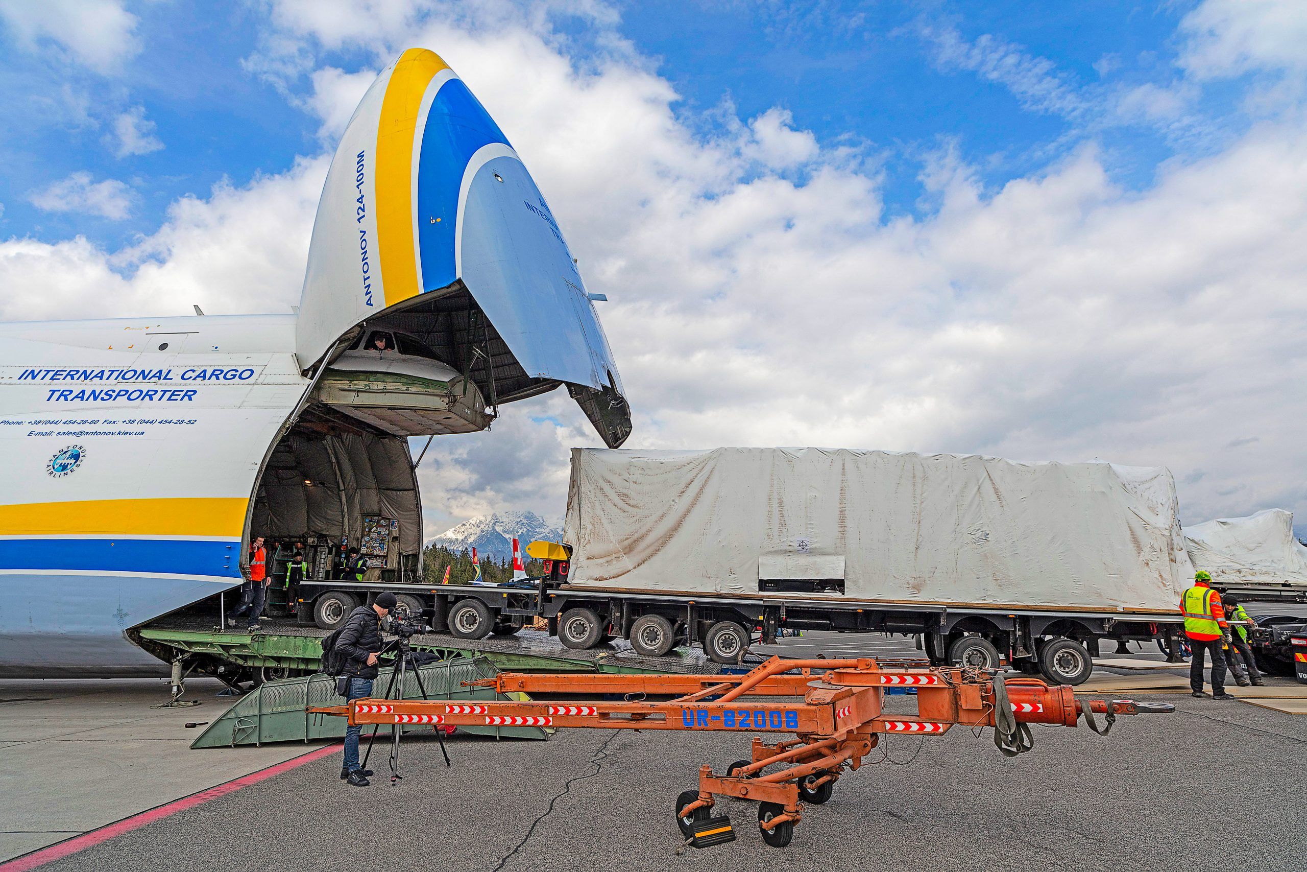 Το Antonov An-124 φορτώνεται με φορτίο
