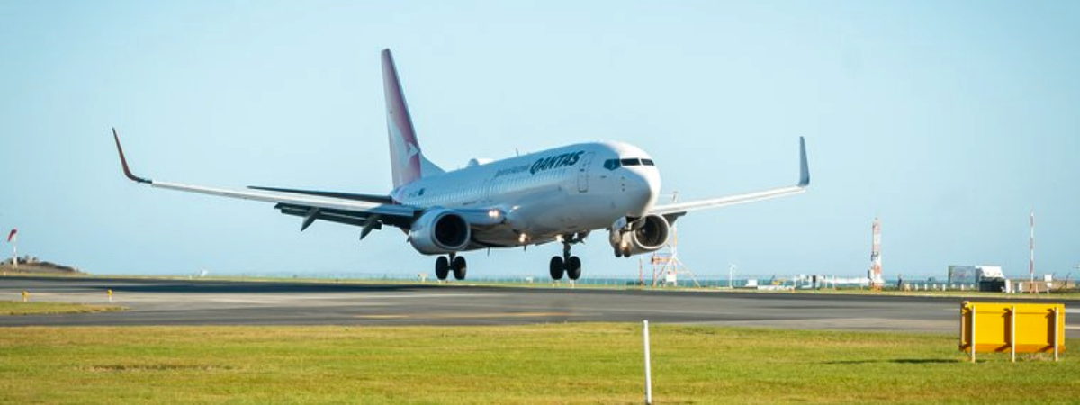Qantas Boeing 737-800 Wellington Airport