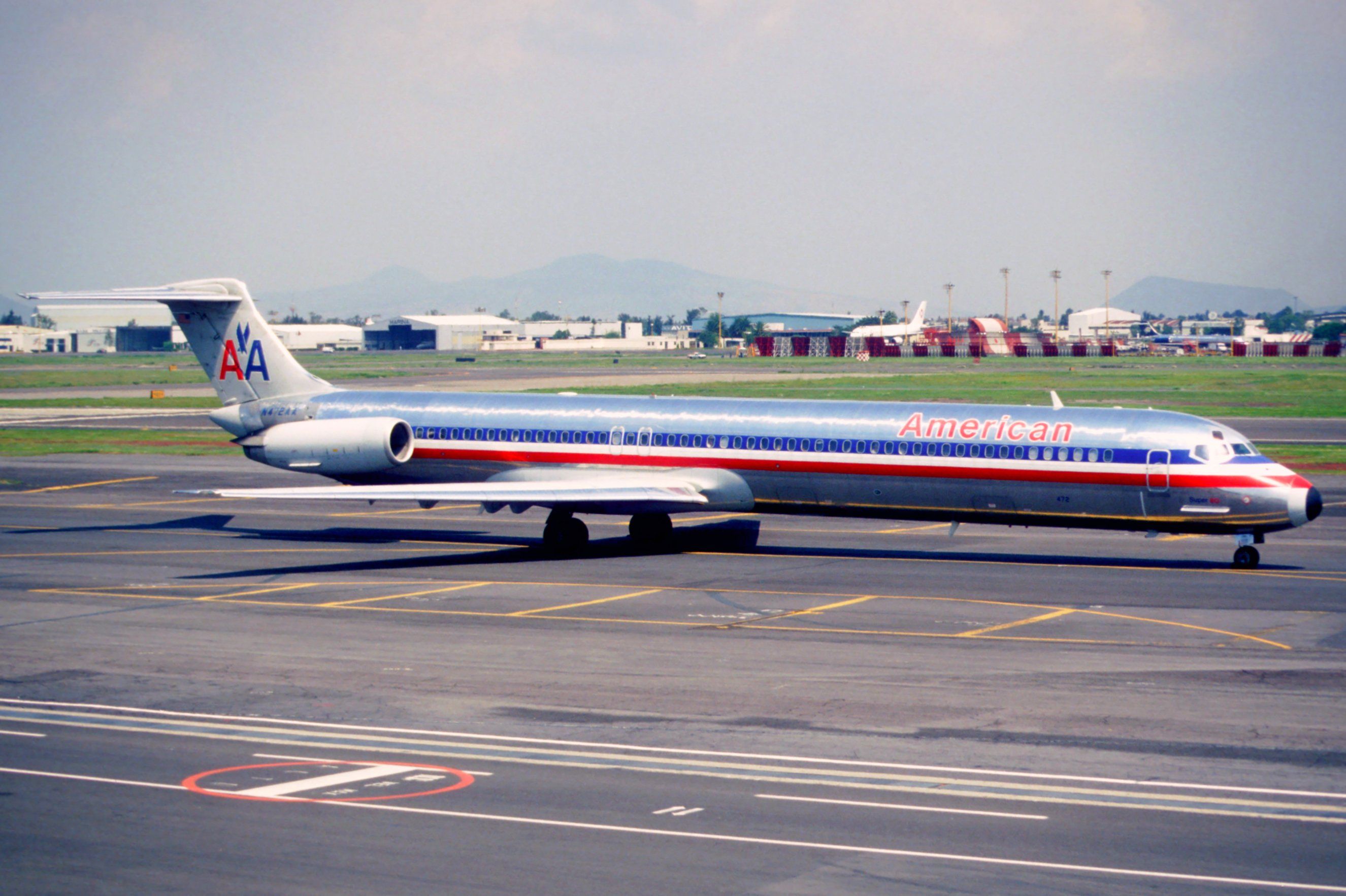 250gd_-_American_Airlines_MD-82,_N472AA@MEX,24.07.2003_-_Flickr_-_Aero_Icarus