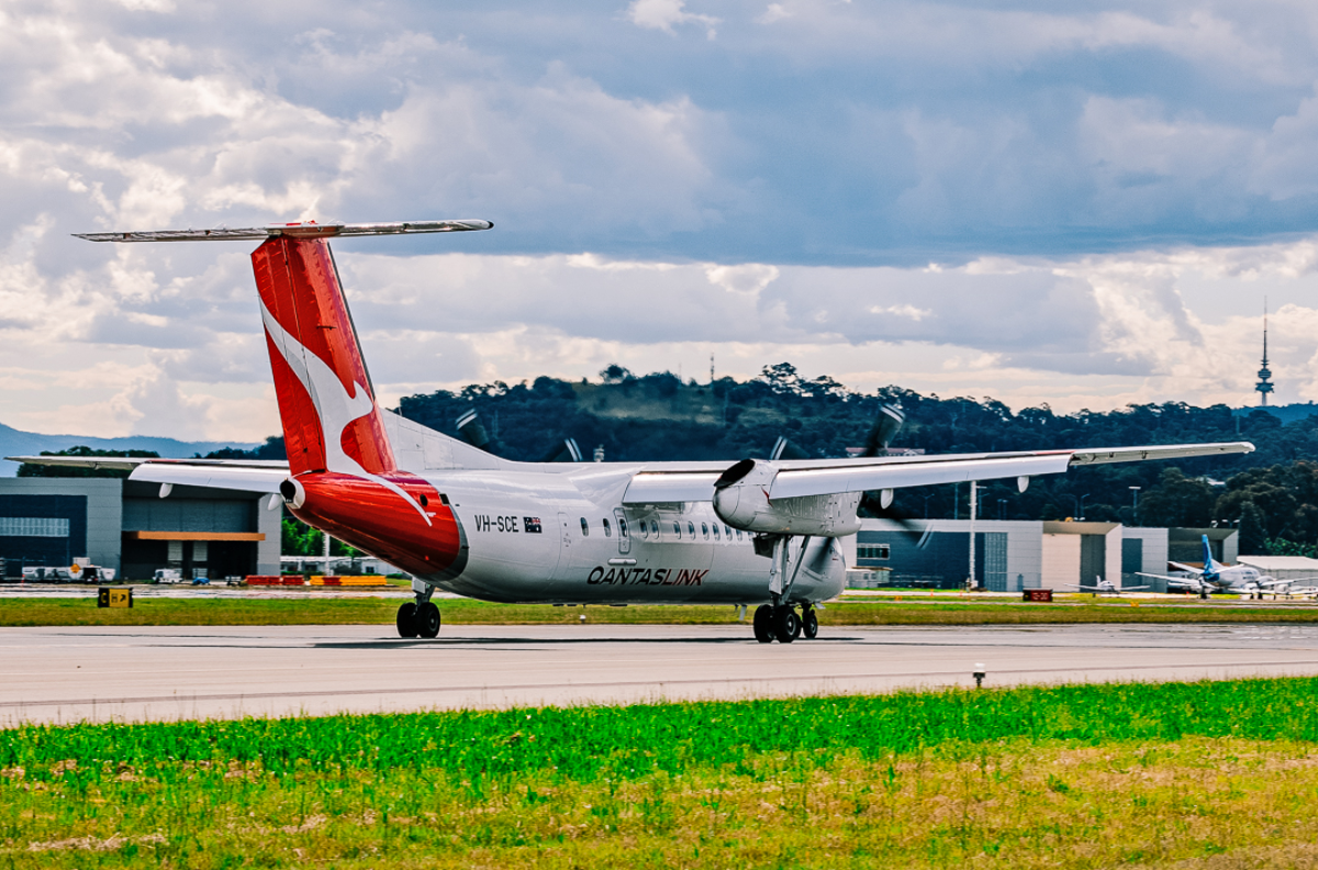 QantasLink Dash 8-400 Canberra Airport