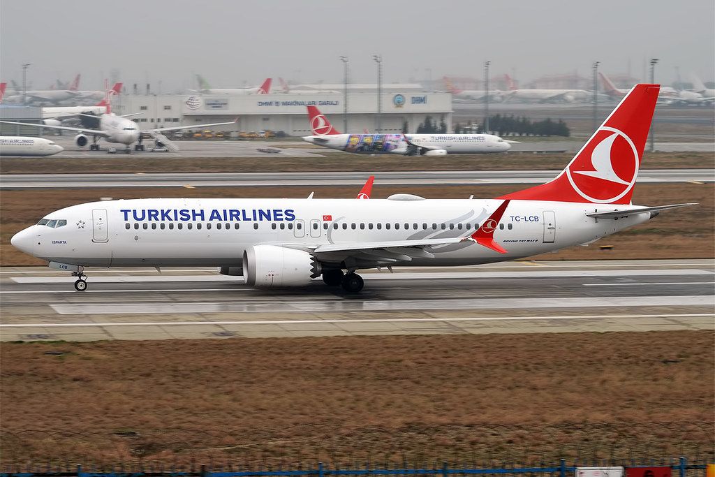 Turkish Airlines 737 MAX on runway 