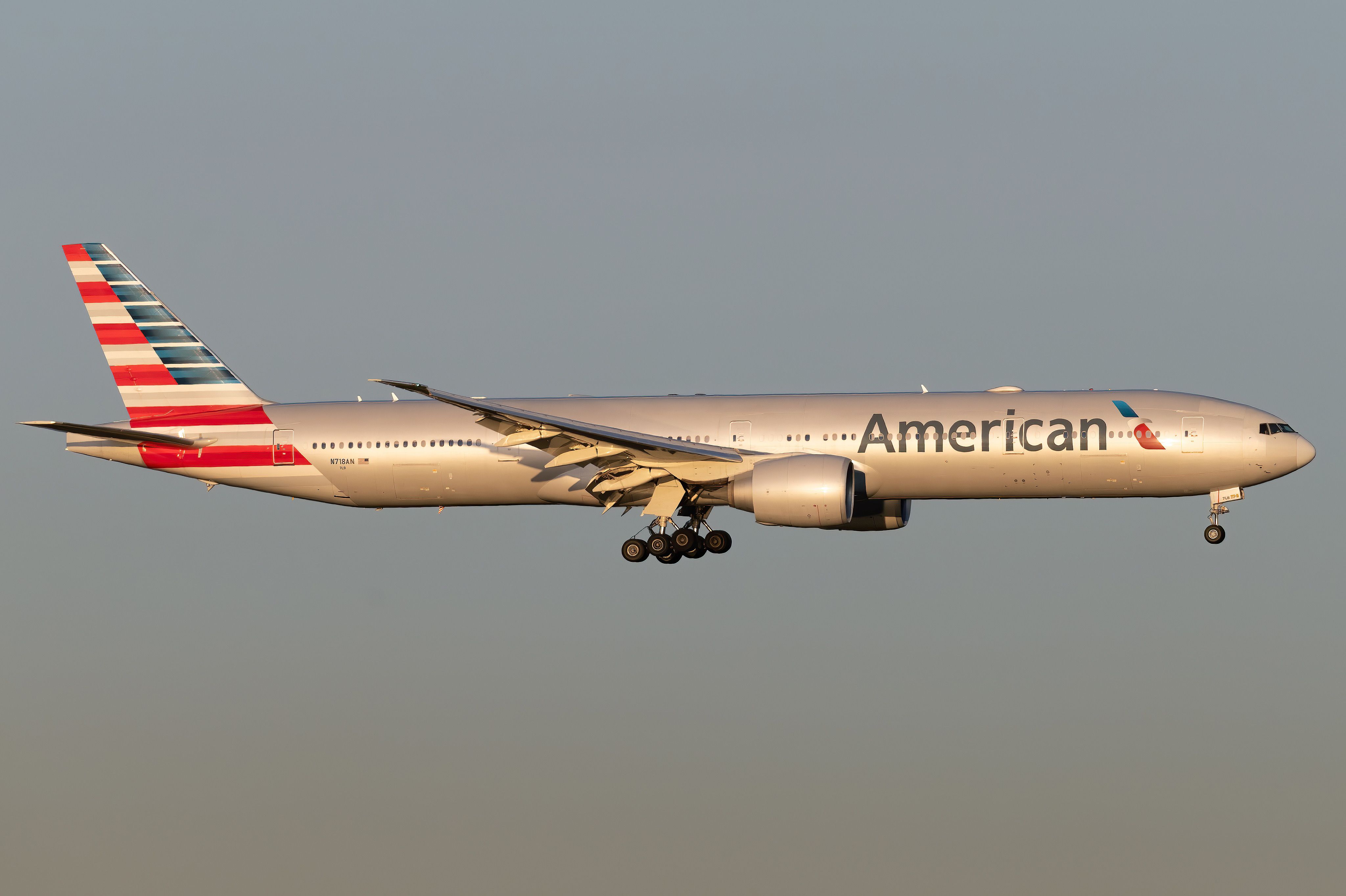 American Airlines Boeing 777-323(ER) N718AN