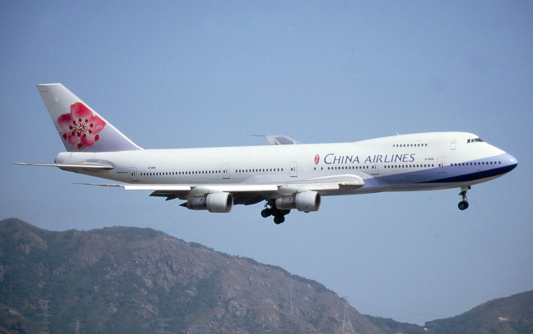 B-1866_at_Kai_Tak_Airport_in_1996