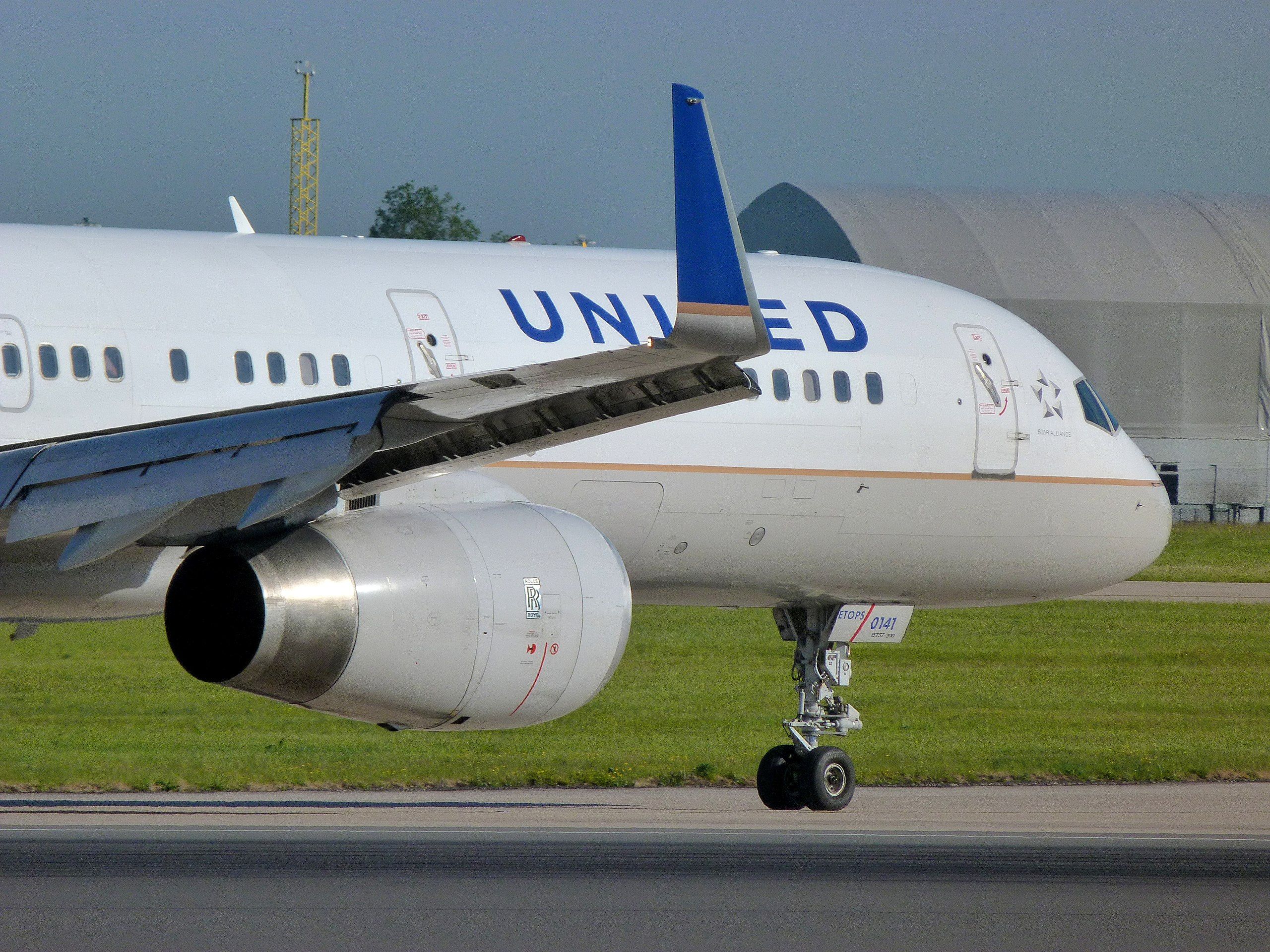 Boeing_757-200_(United_Airlines)_(5797254074)