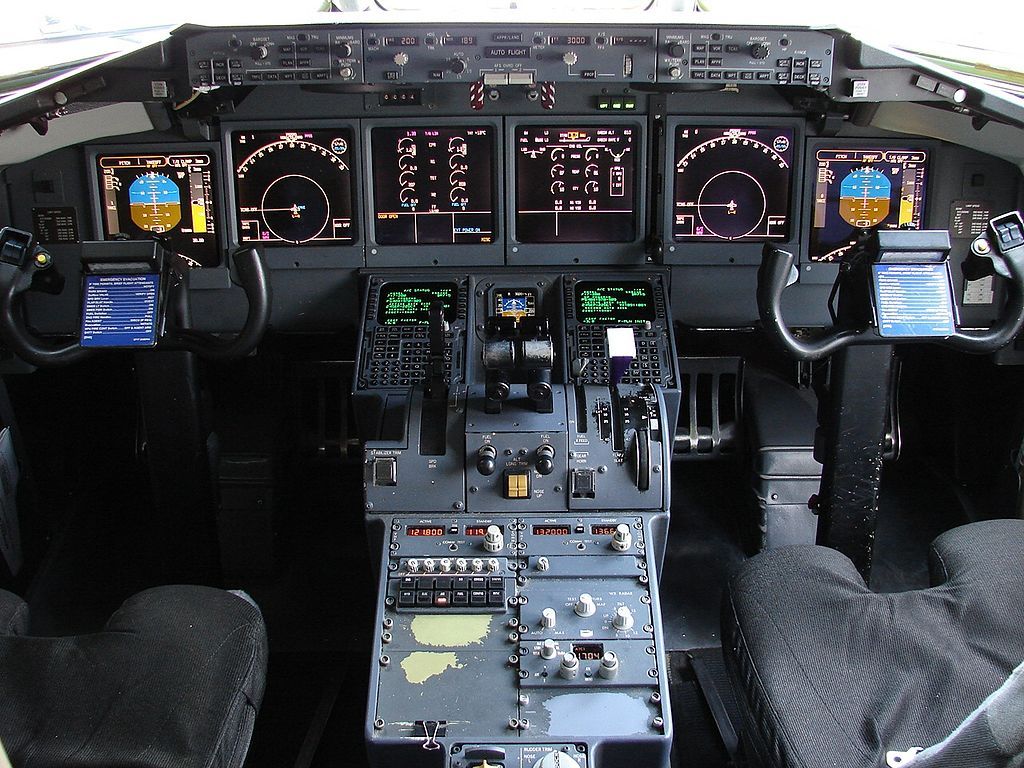 Cockpit_of_Boeing_717_(4044023759)