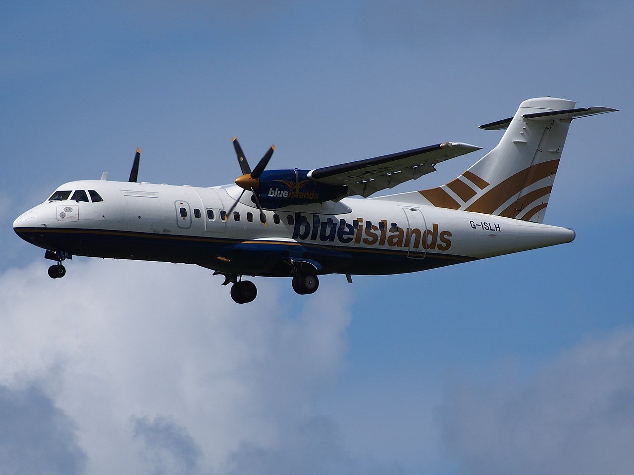 G-ISLH_Blue_Islands_ATR_42-320_-_cn_173,_12Aug2014,_landing_at_Schiphol_(AMS_-_EHAM),_The_Netherlands,_pic1