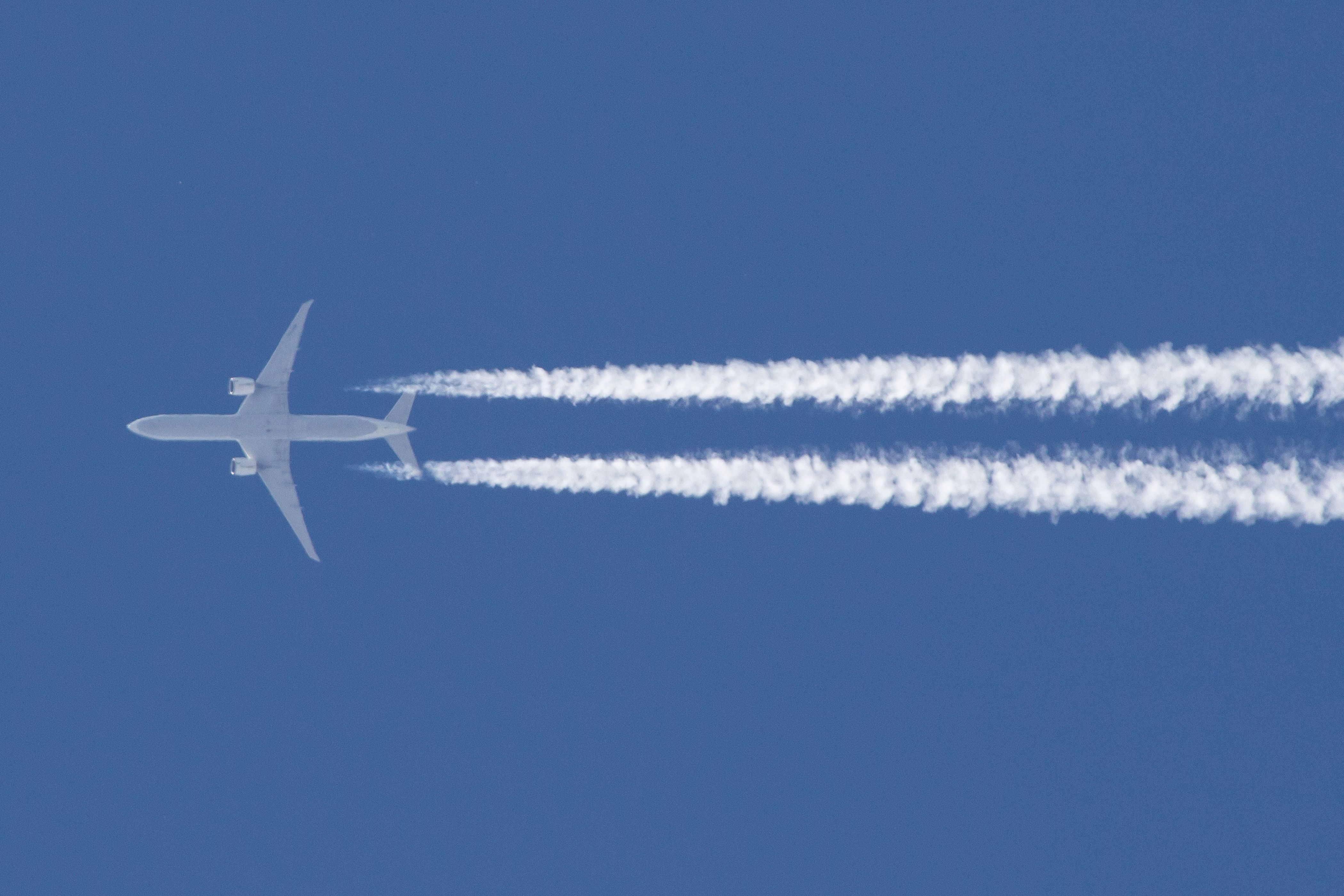 GettyImages-1137864954 Airplane Boeing 777 contrails