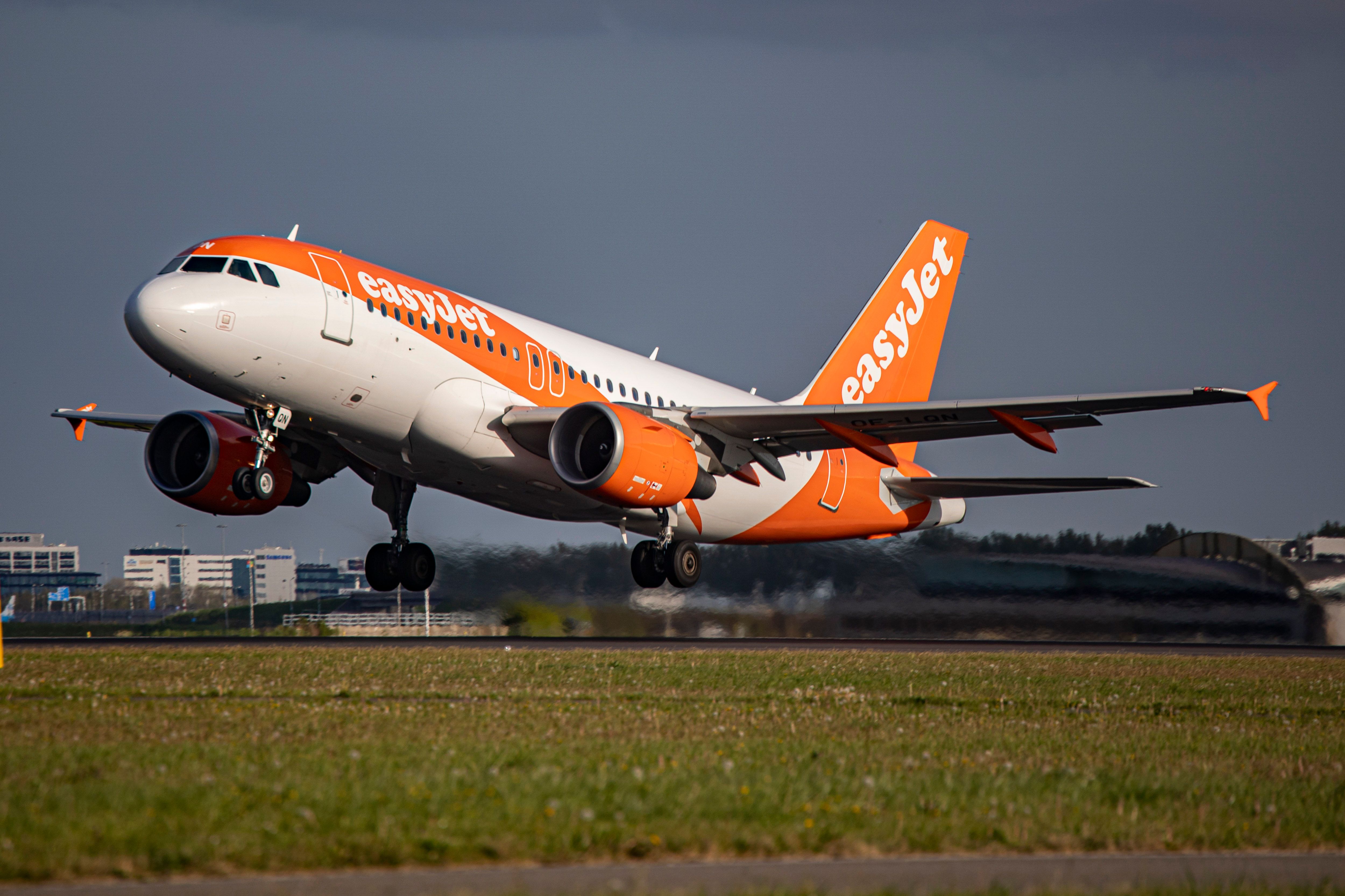 easyjet a319 taking off from runway