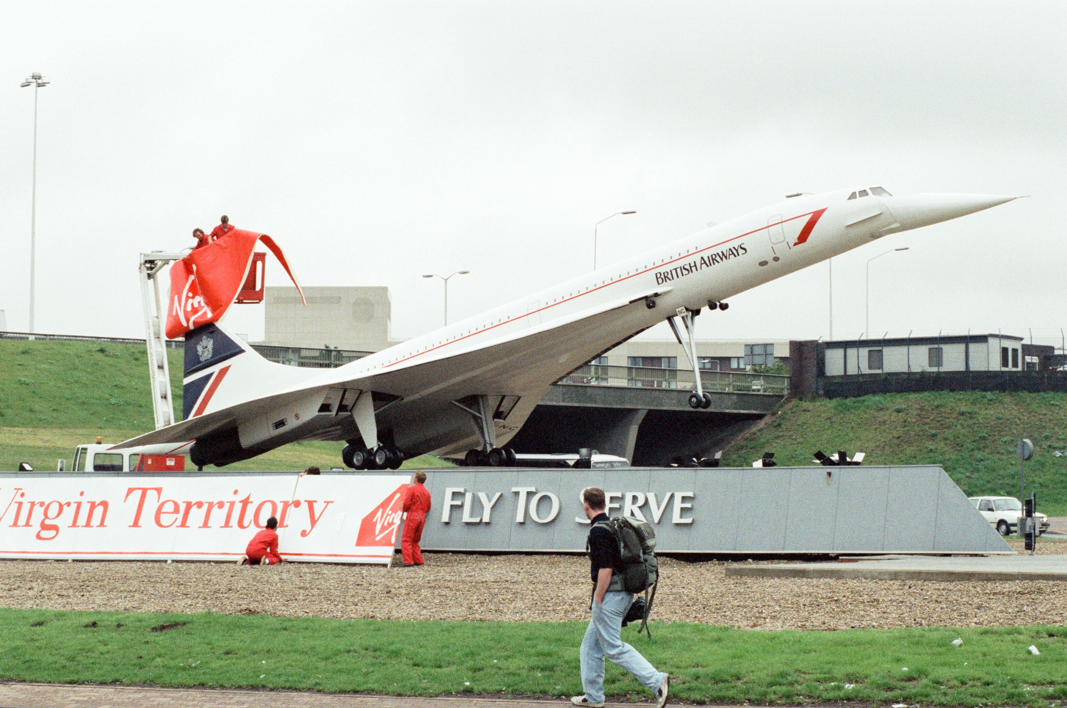 heathrow-s-famous-roundabout-and-its-model-aircraft