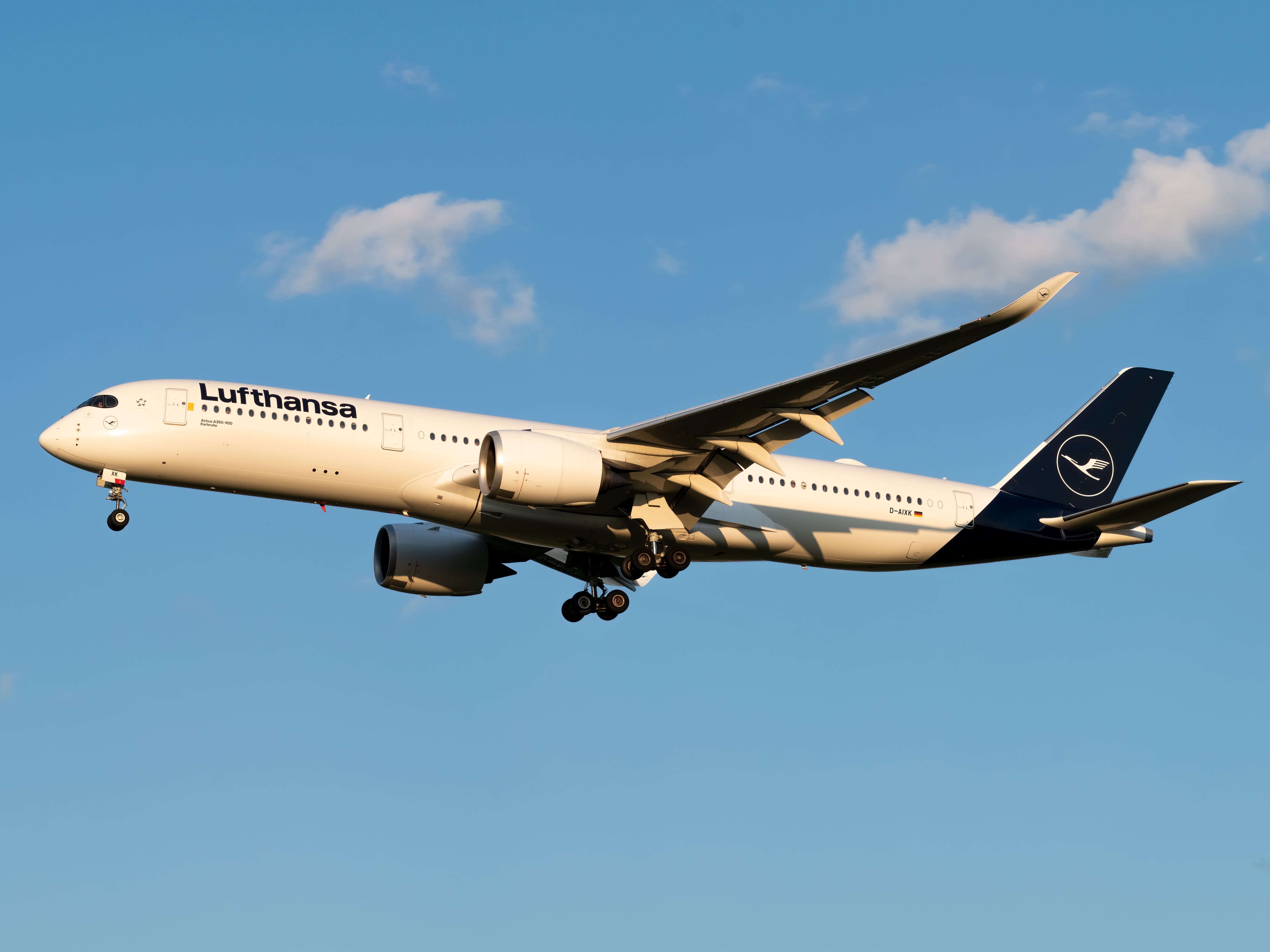 Lufthansa Airbus A350 landing 