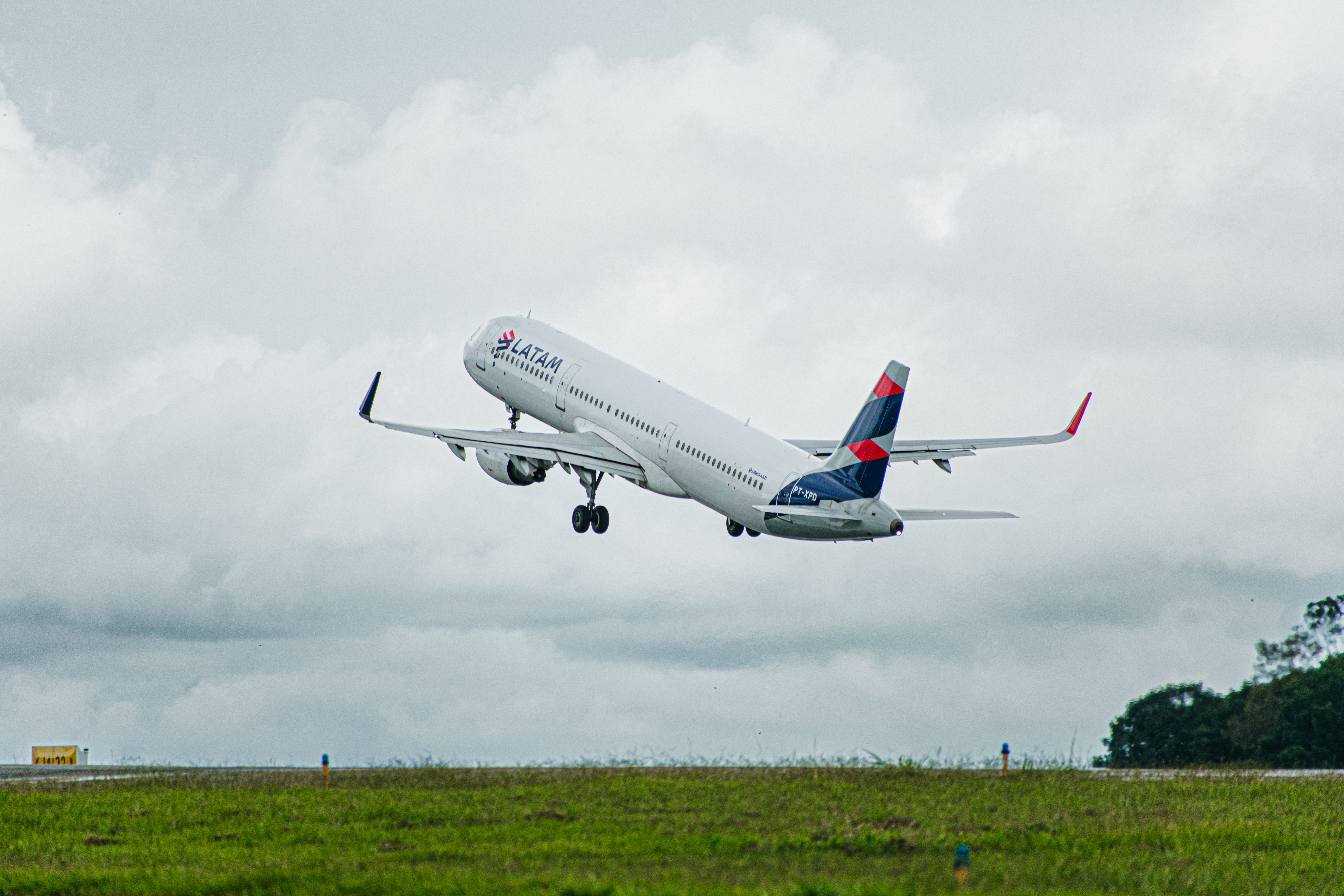 LATAM Brasil Airbus A321 taking off from GYN