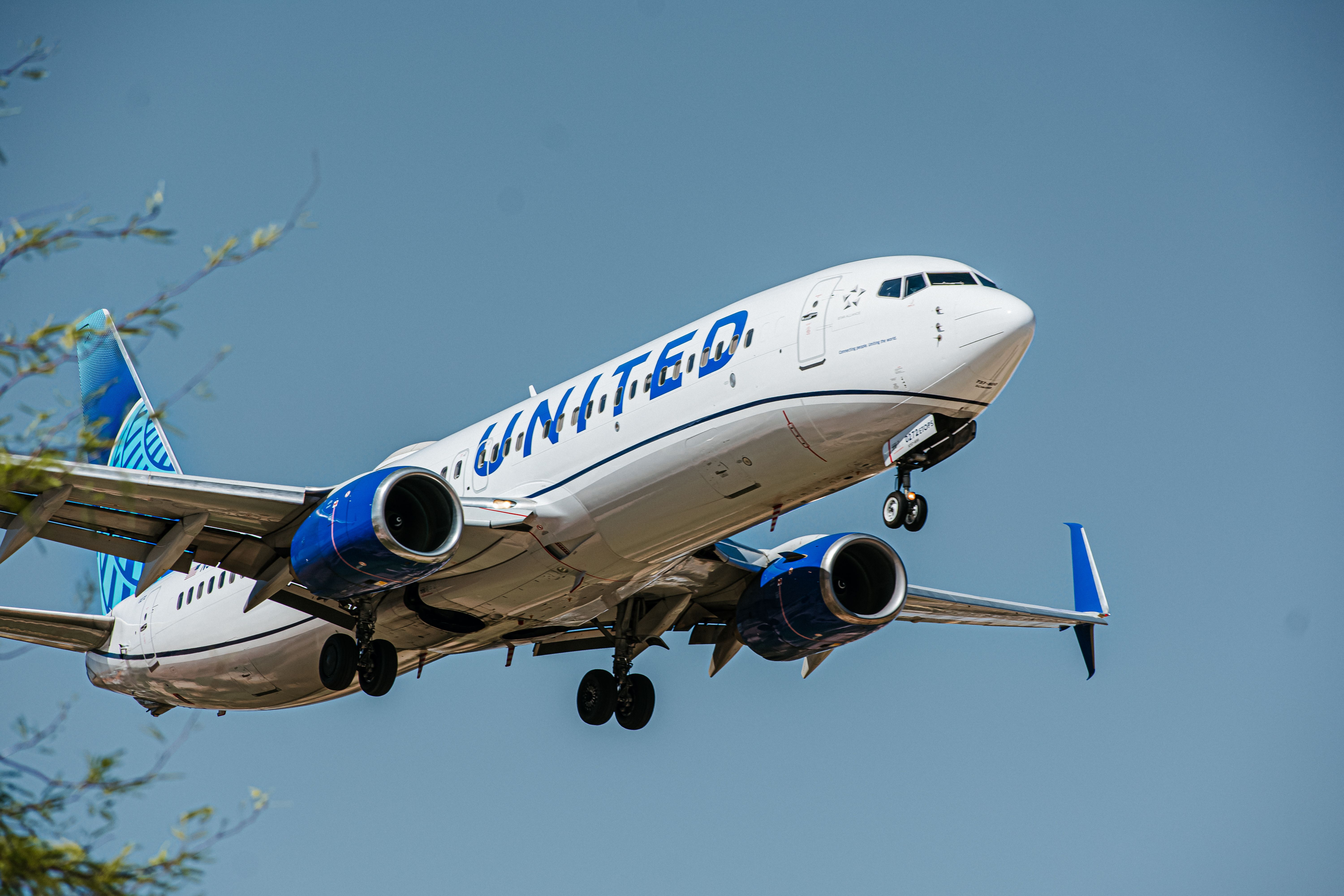 United Boeing 737-800 landing at LAS