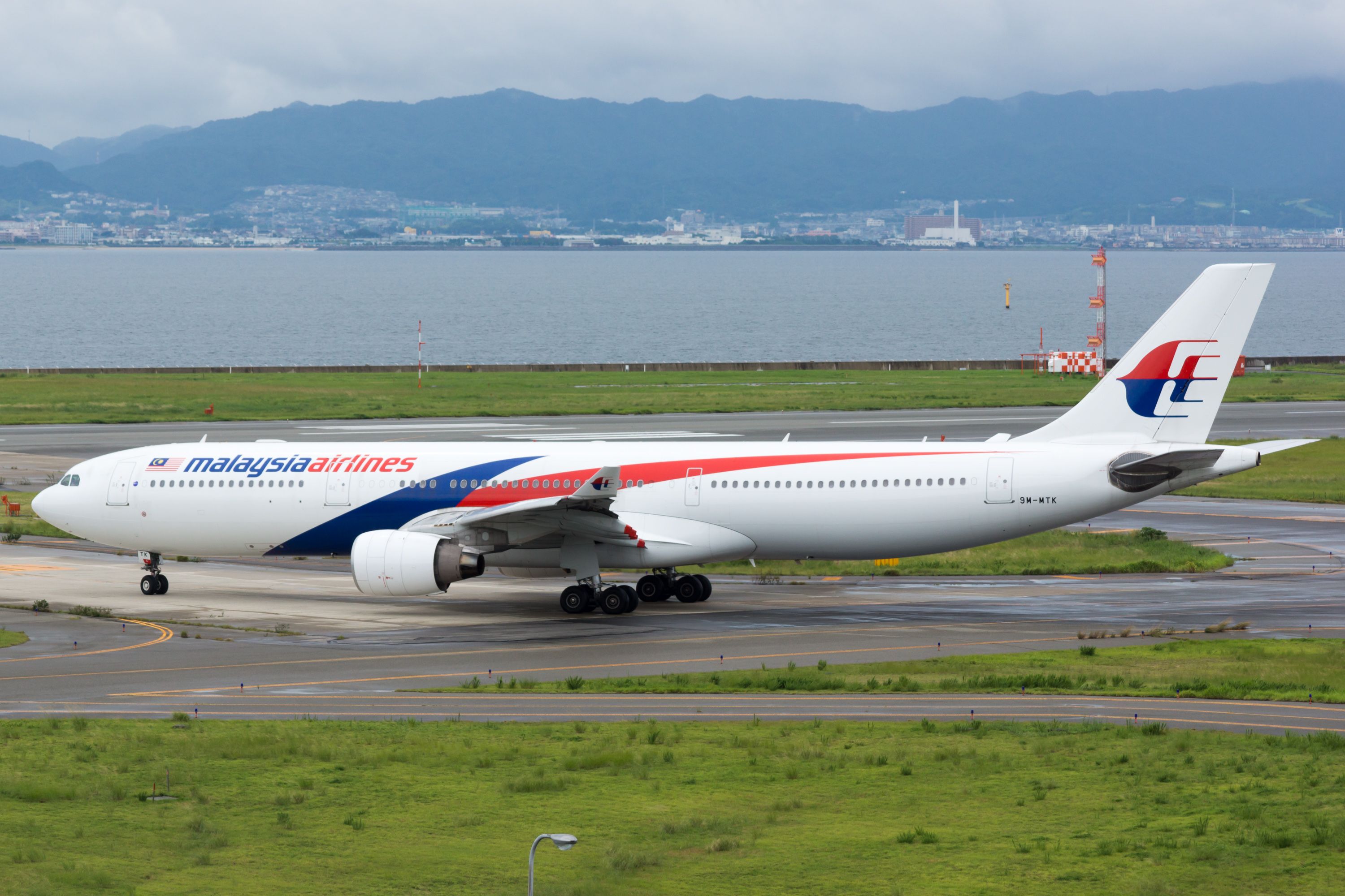 Malaysia_Airlines,_A330-300,_9M-MTK_(21030619416)