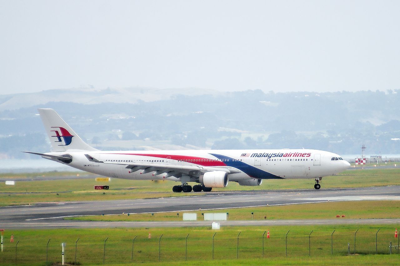 Malaysia_Airlines_Airbus_A330-300_9M-MTC_MH131_KUL-AKL_arr_AKL_(24714158290)