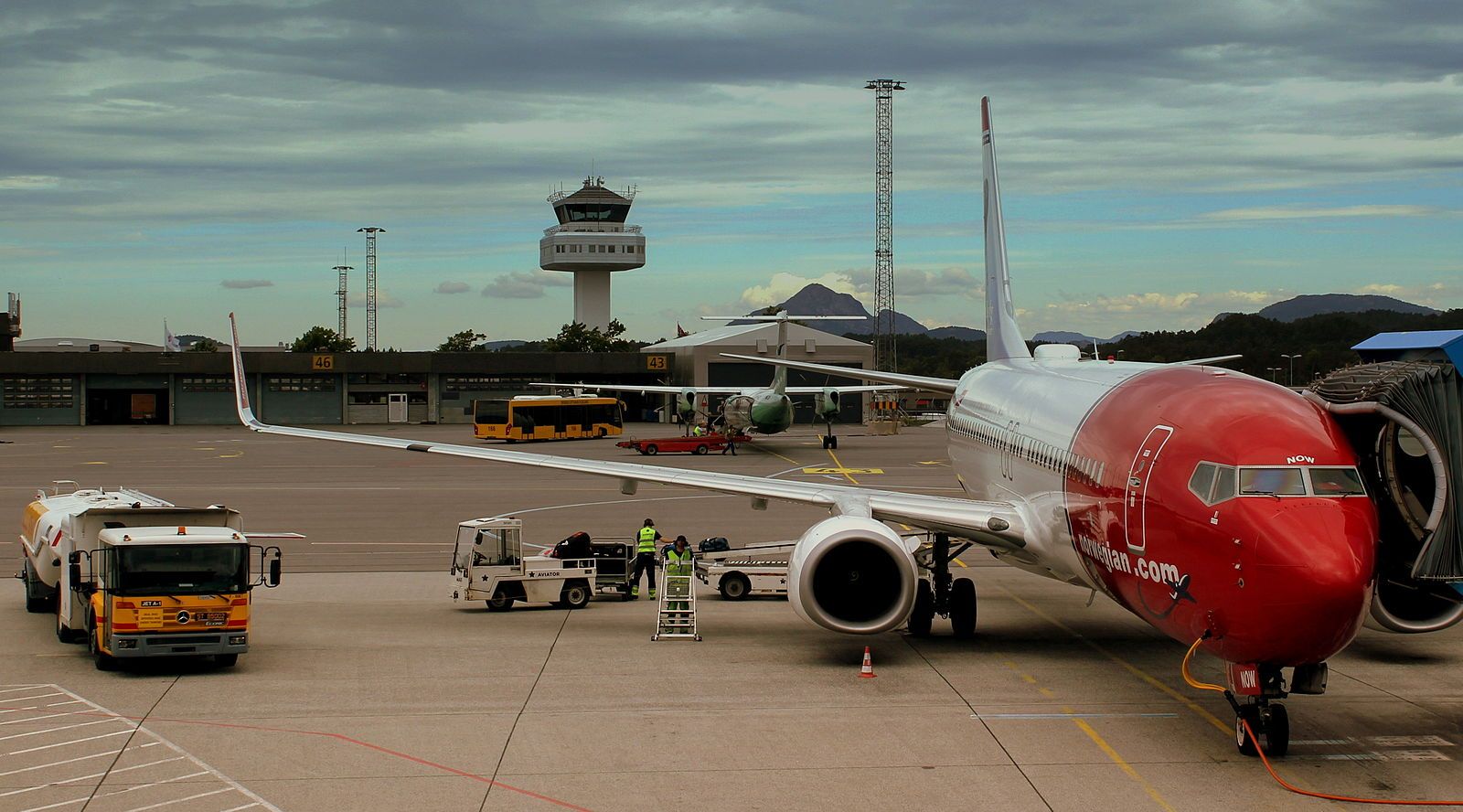 NORWEIGIAN_AIRLINES_BOEING_737-800_LN-NOW_AT_BERGEN_FLESLAND_AIRPORT_NORWAY_JUNE_2014_(14607350903)