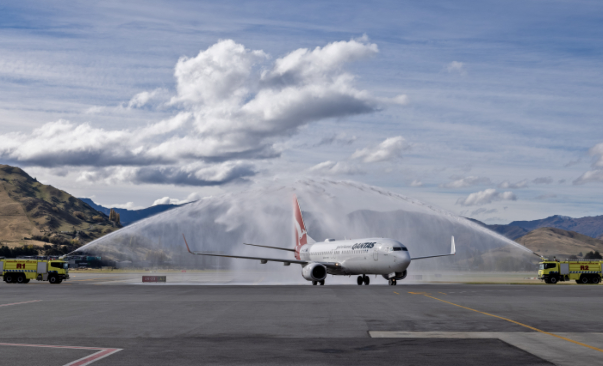 Qantas Boeing 737-800 Queenstown Airport