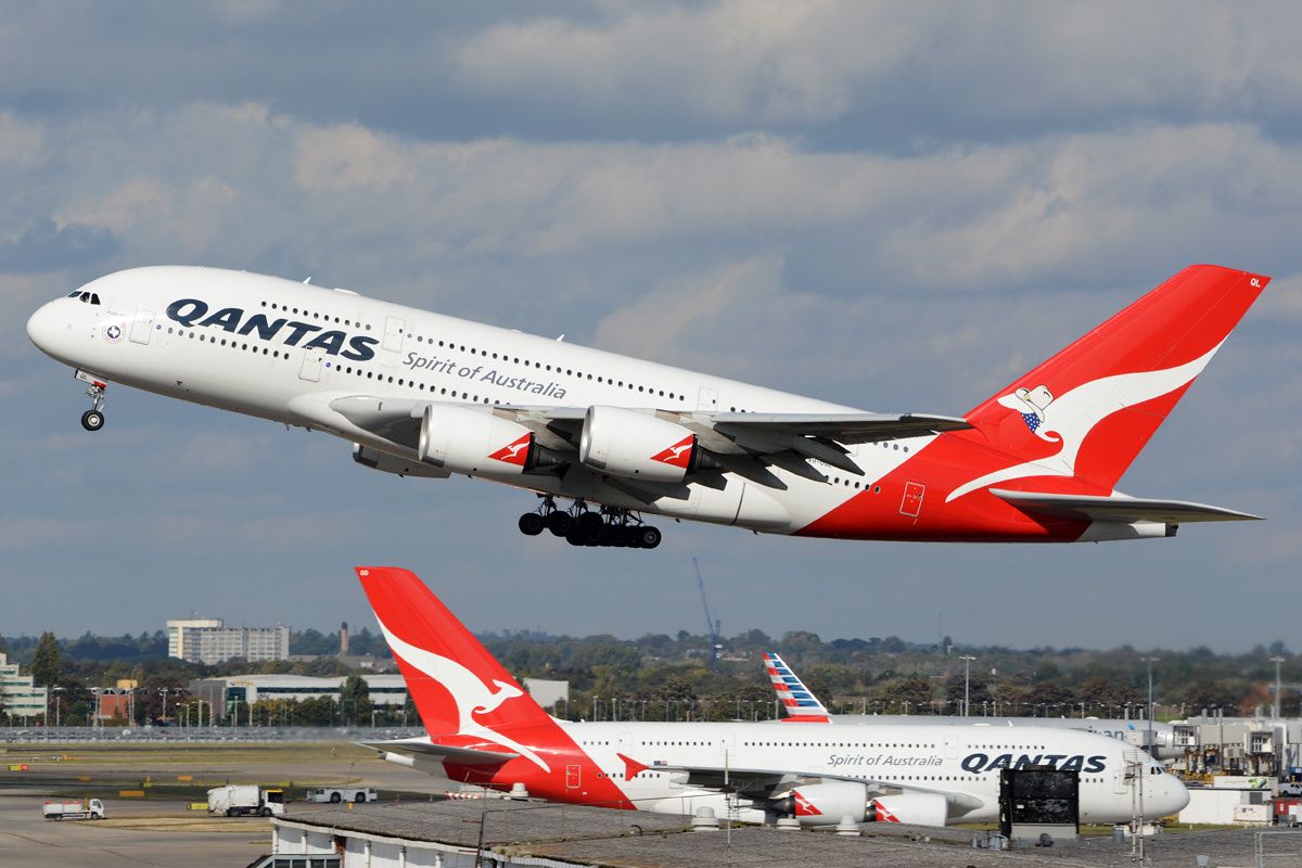 Qantas_Airbus_A380_with_Dallas_hat_on_the_kangaroo