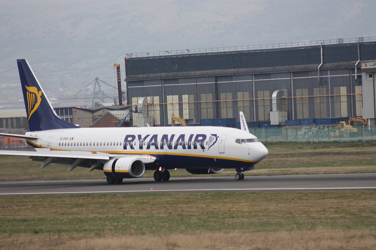Ryanair_(EI-EKR),_Belfast_City_Airport,_April_2010_(01)