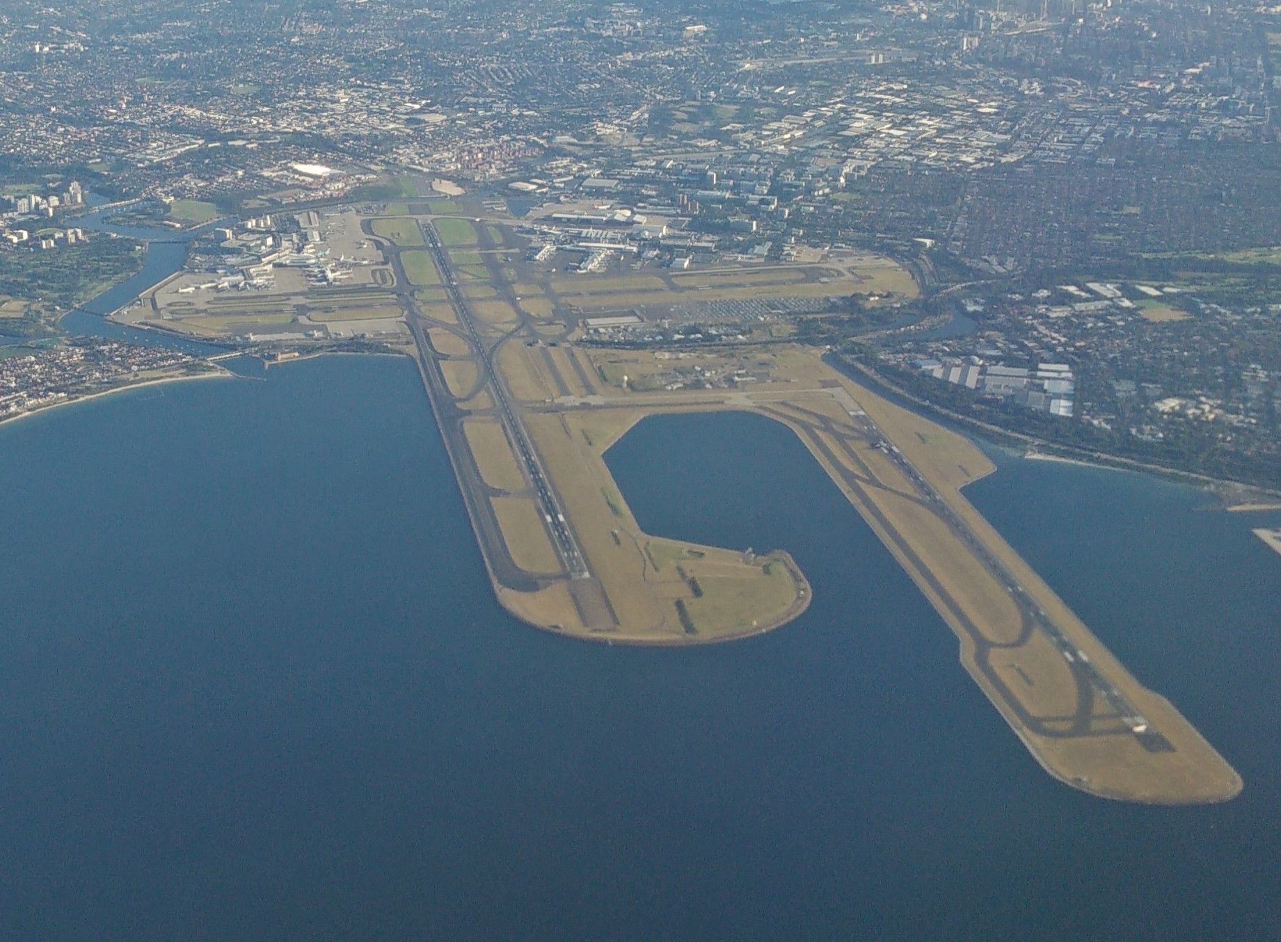 Sydney_Airport_(Kingsford_Smith)_-_aerial_(cropped)