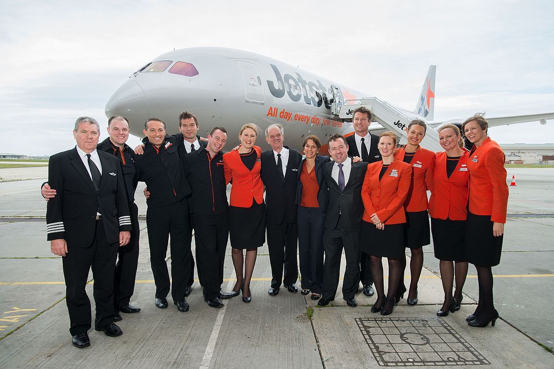 1080px-787_Dreamliner_cabin_crew_and_pilots_(10167536115)