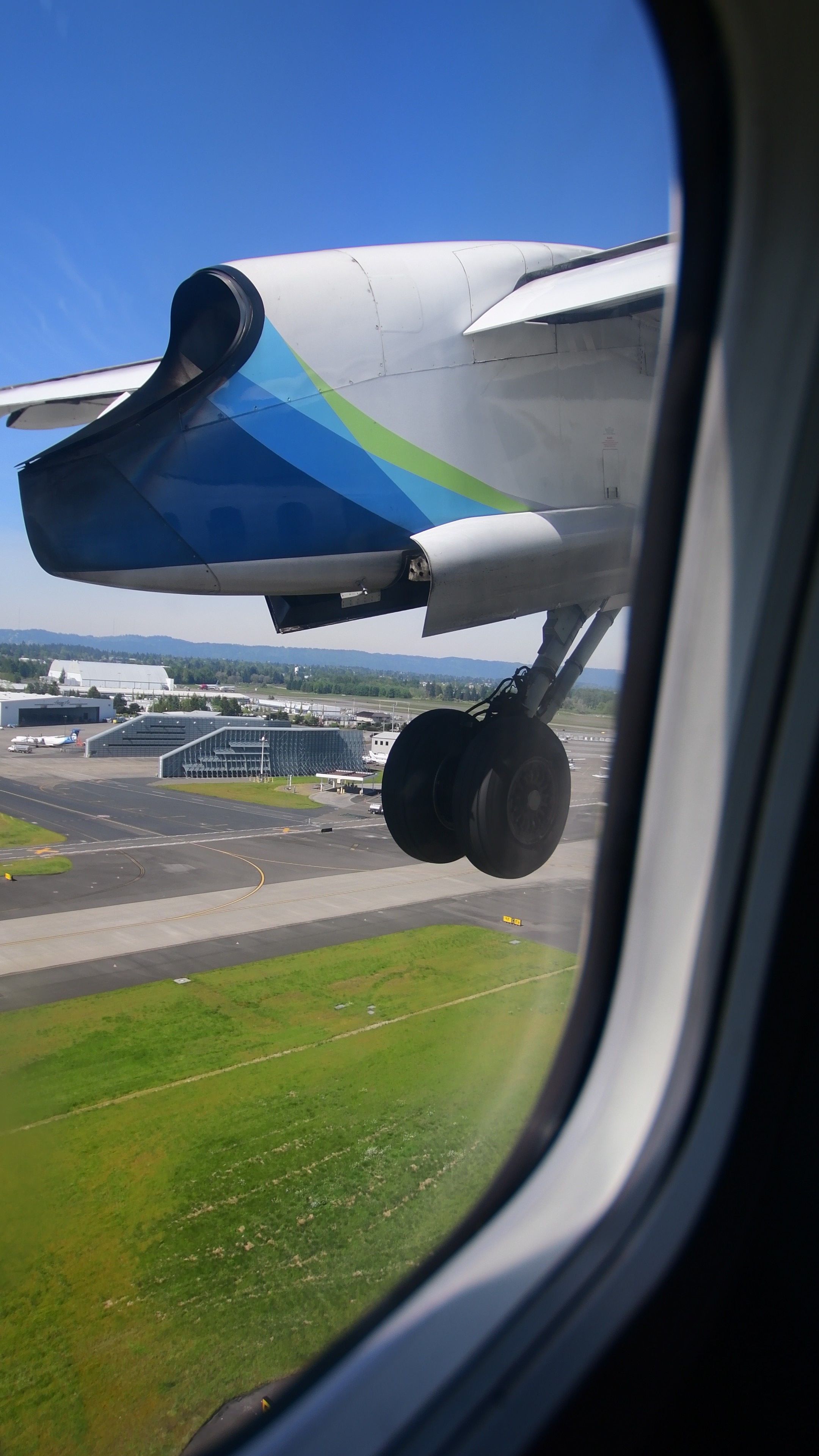 Dash-8/Q400 Pulling In the Gear on Take-Off From PDX (Portland International Airport)