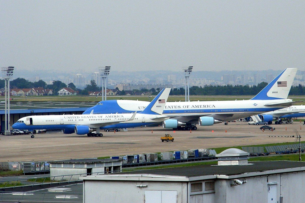 Air_Force_One_and_Air_Force_Two_at_Paris_Orly