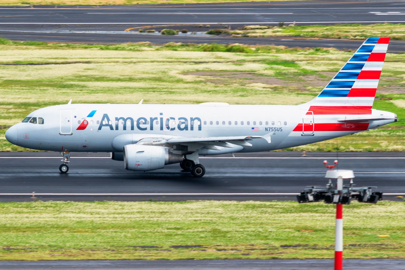 An American Airline Airbus A319 landing in Mexico City. 