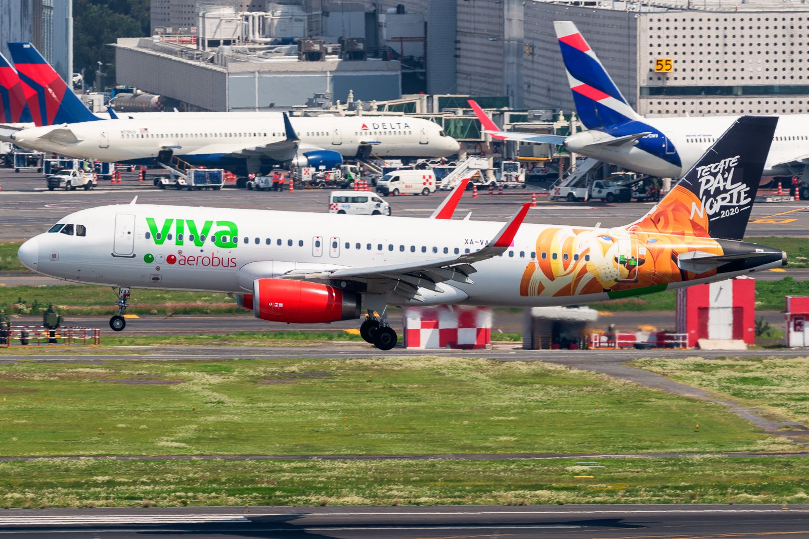 A Viva Aerobus Airbus A320 landing in Mexico City. 