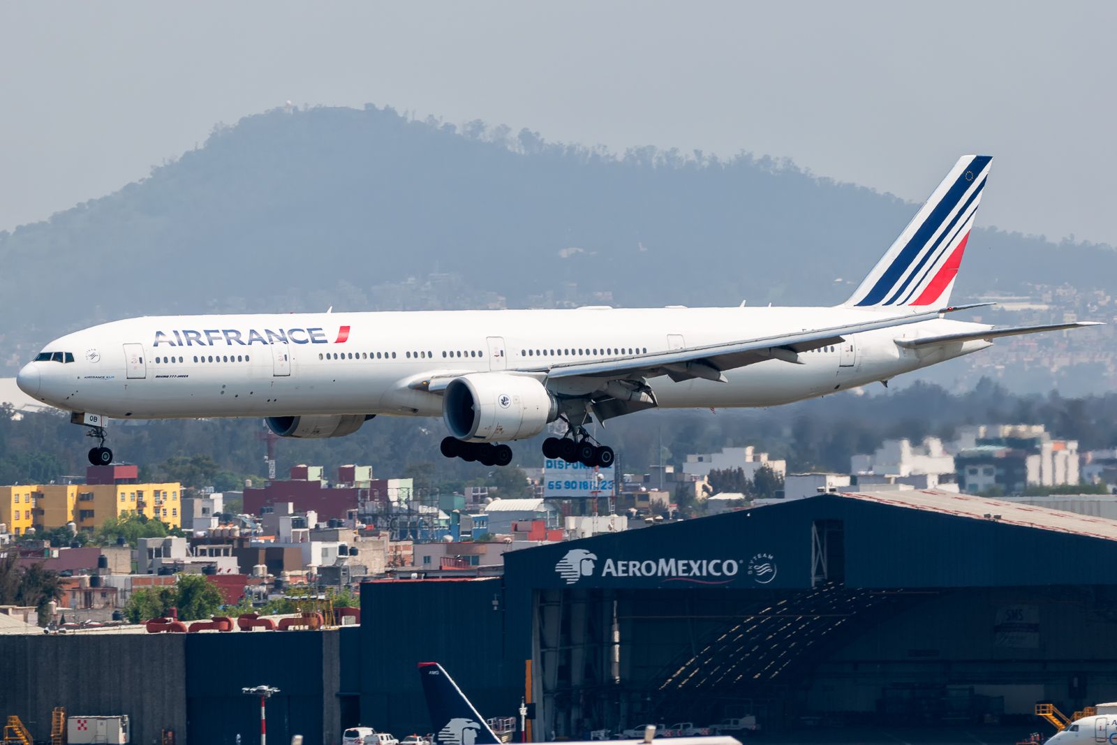 An Air France Boeing B777-300 landing in Mexico City