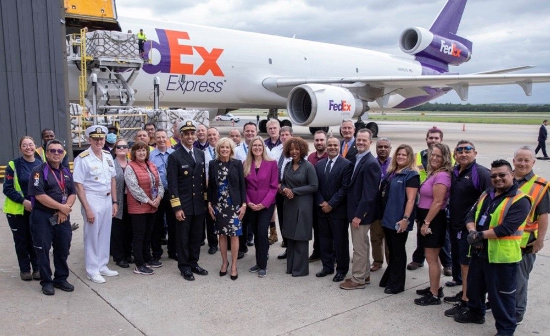 DullesFlotus2 - US First Lady Jill Biden, Ph.D. and FedEx Employees in Front of a MD-11